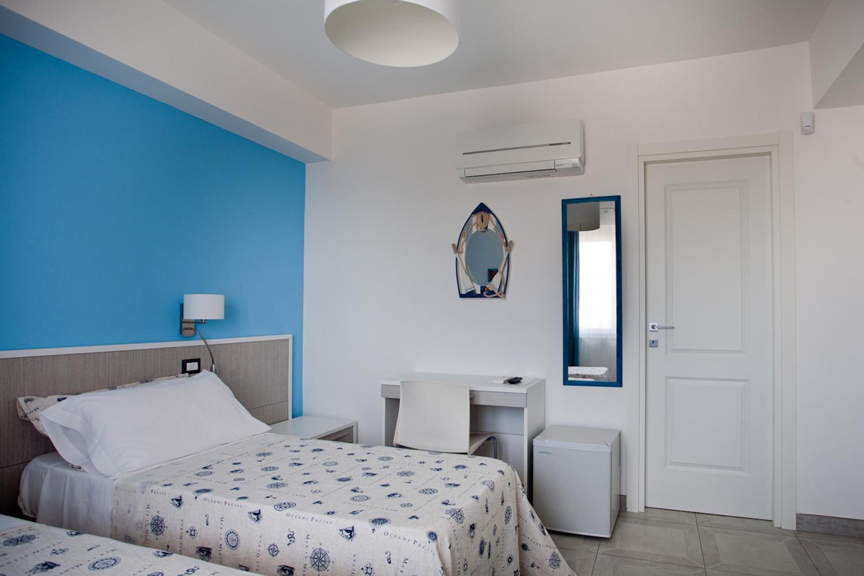 Double or Twin Room with Sea View - Photo 8