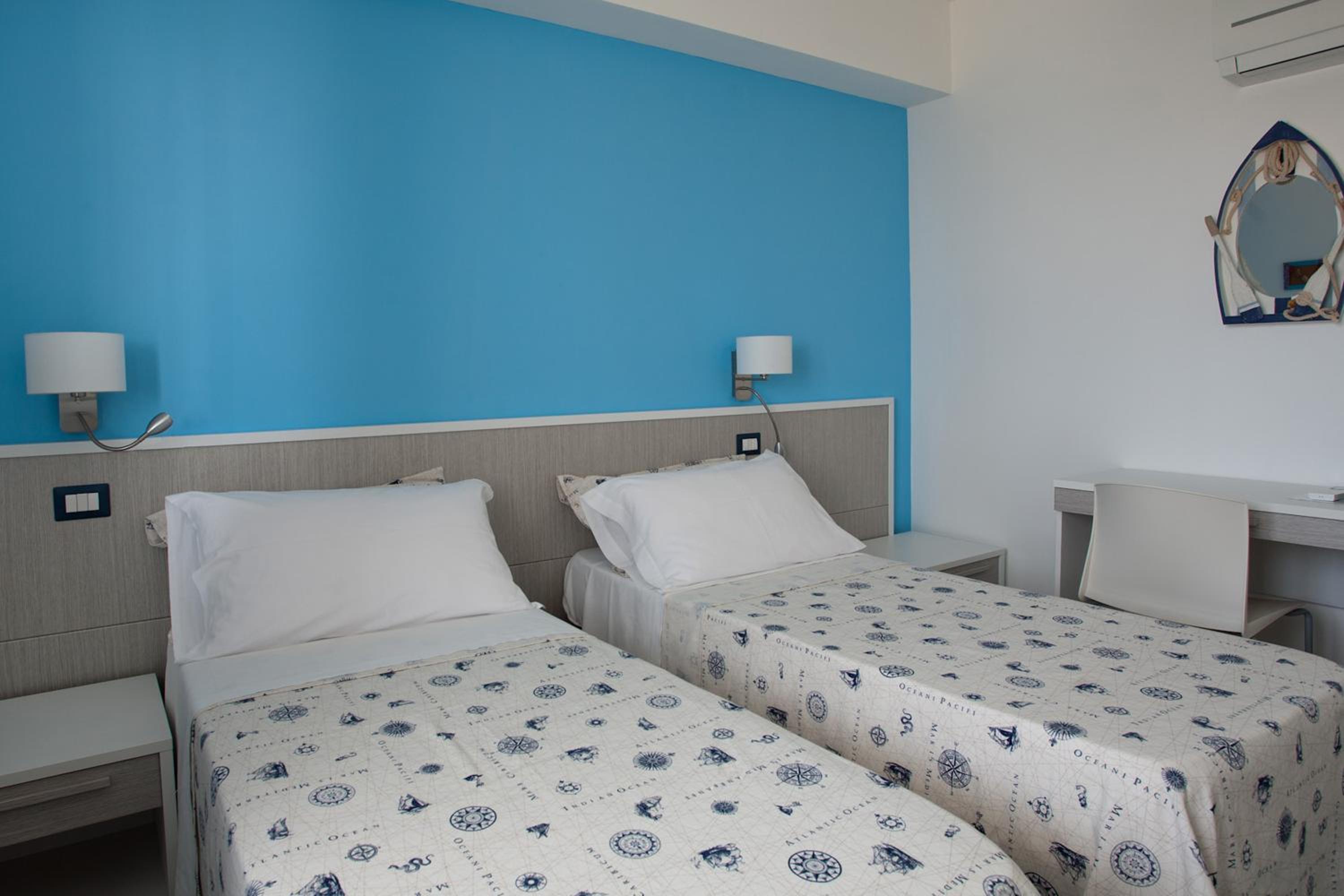 Double or Twin Room with Sea View - Photo 4