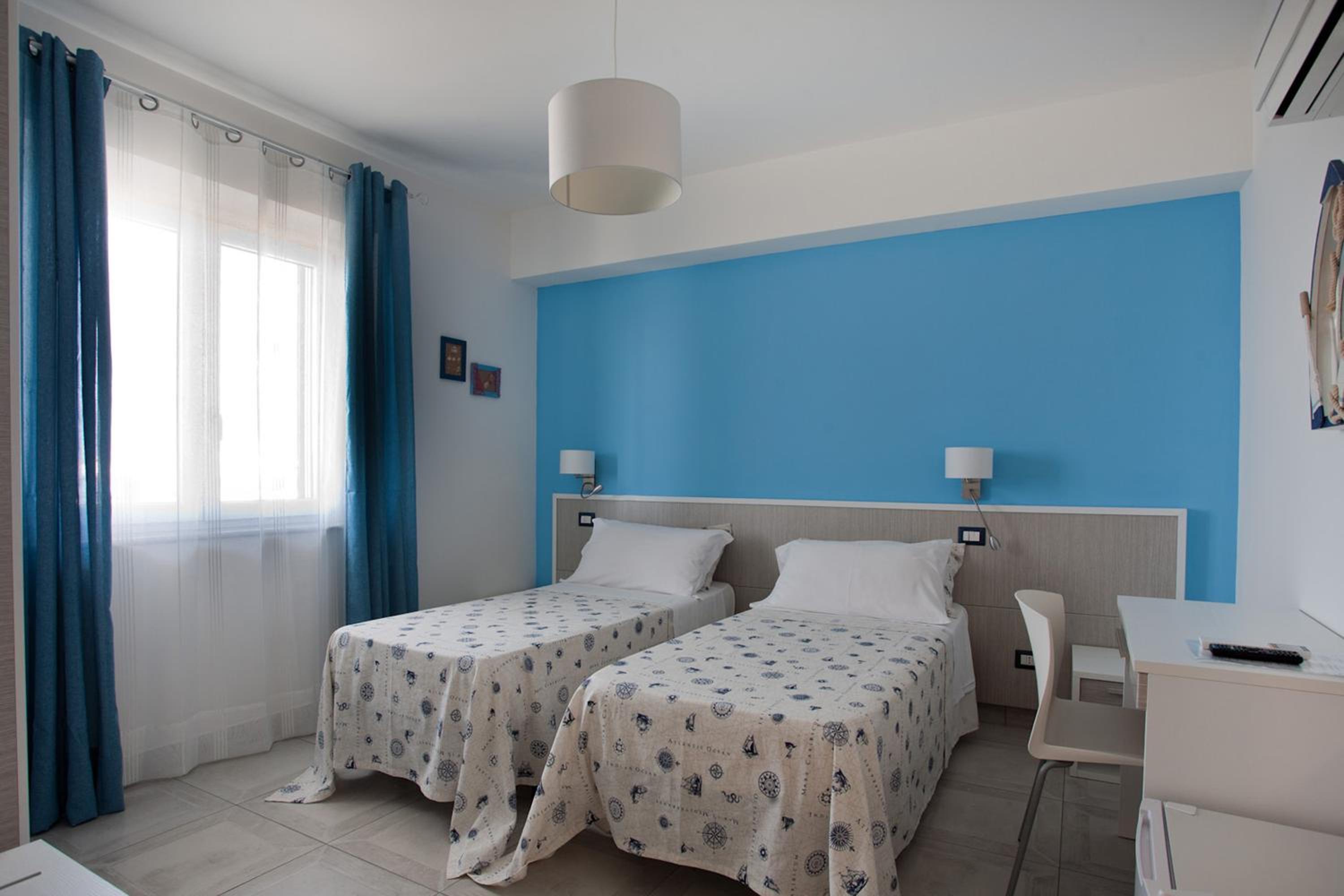 Double or Twin Room with Sea View - Photo 7