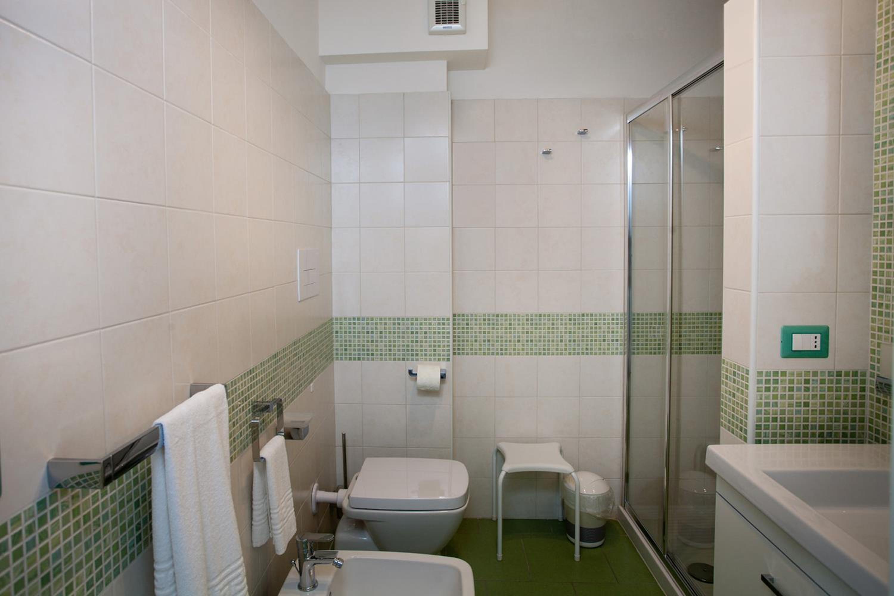 Double or Twin Room with Sea View - Photo 10