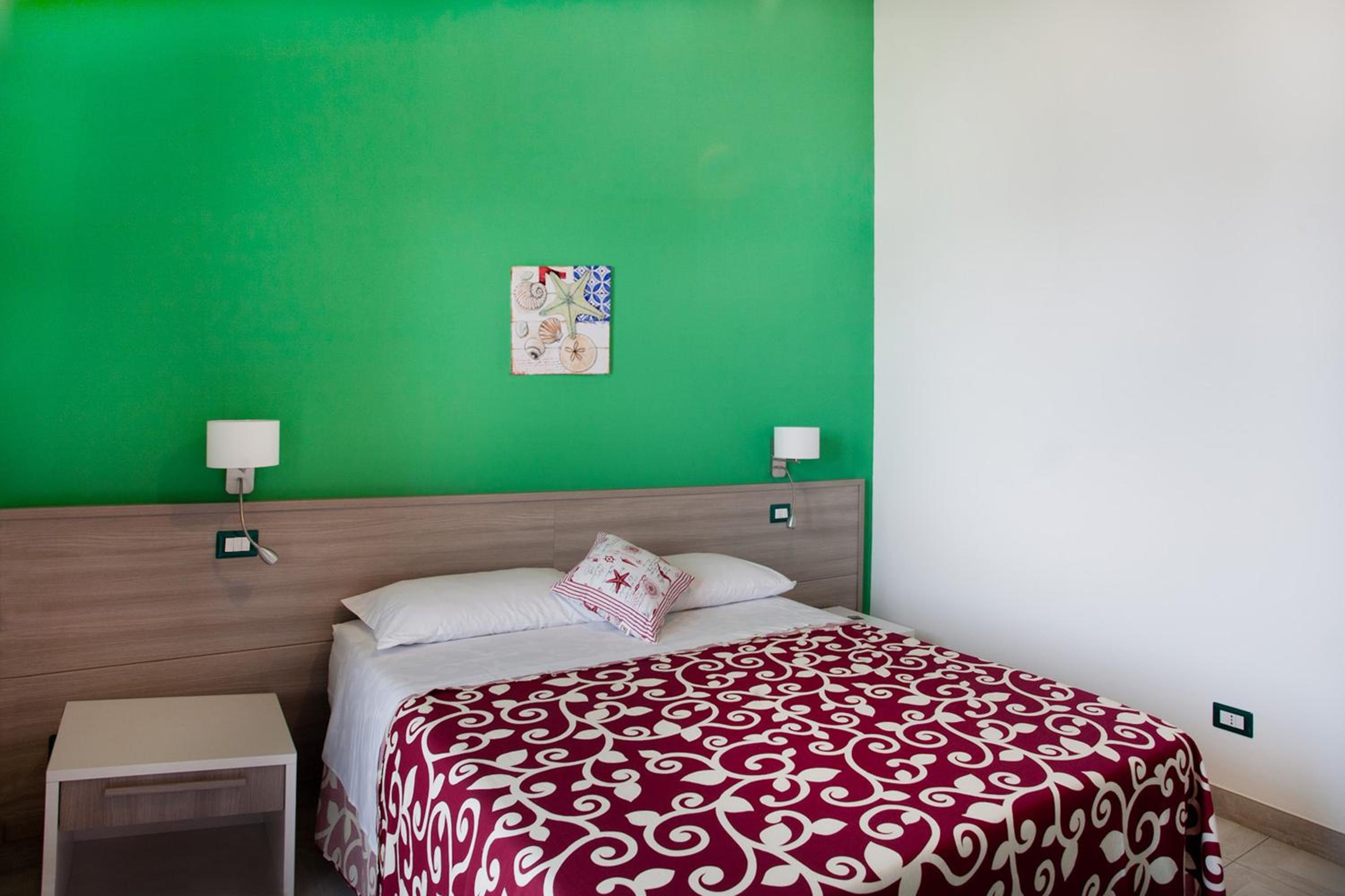 Double or Twin Room with Sea View - Photo 3