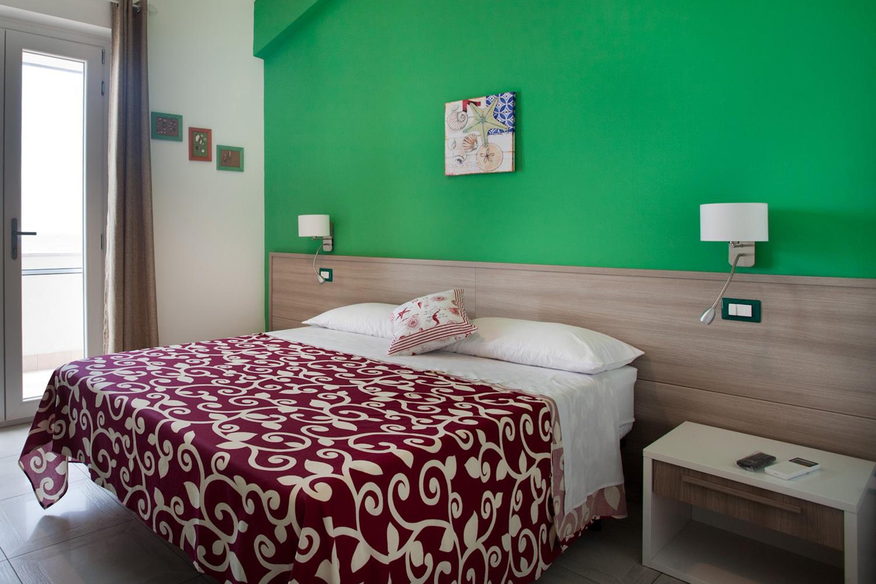 Double or Twin Room with Sea View - Photo 6