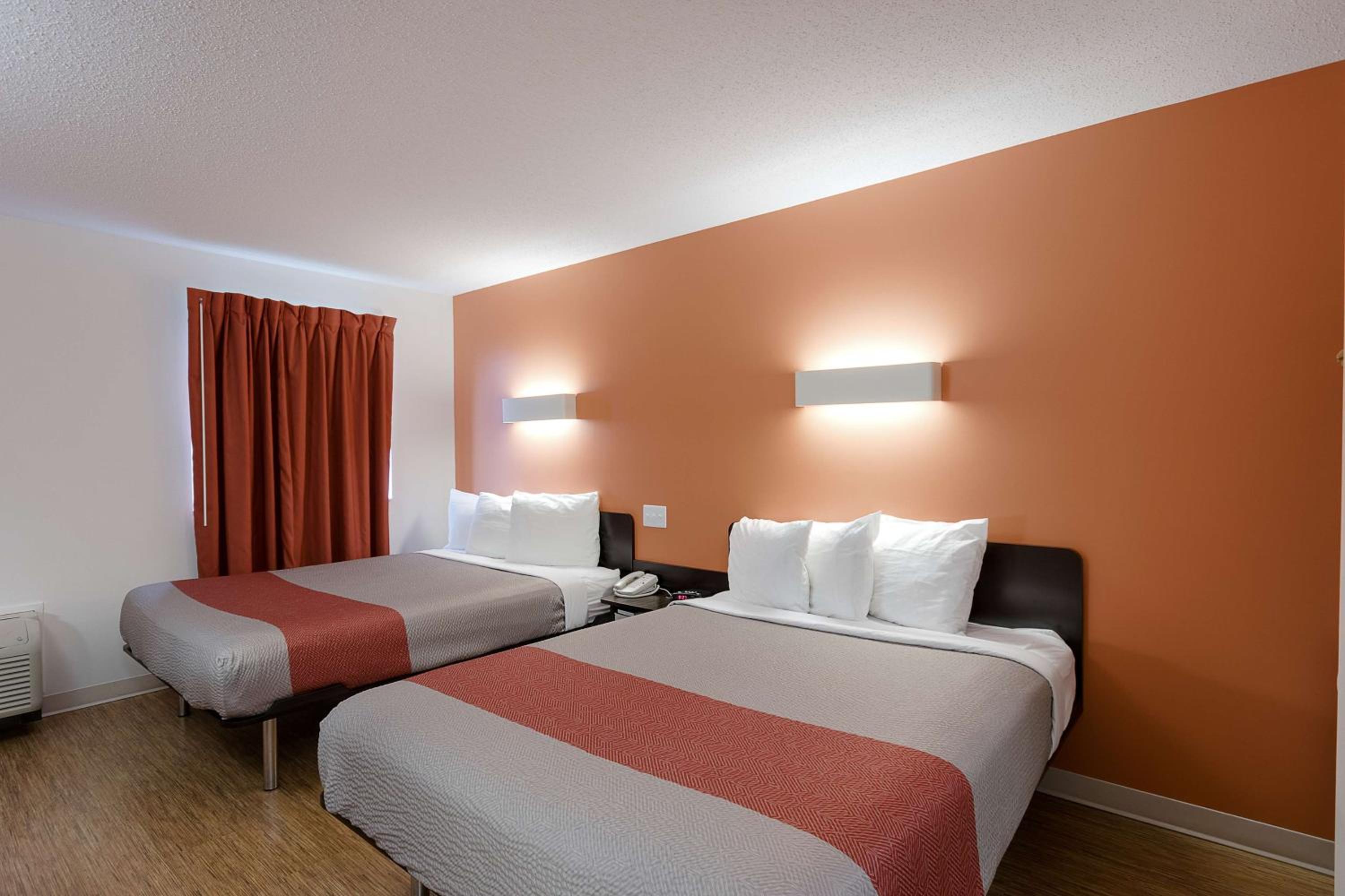 Deluxe Queen Room with Two Queen Beds - Non-Smoking photo 2