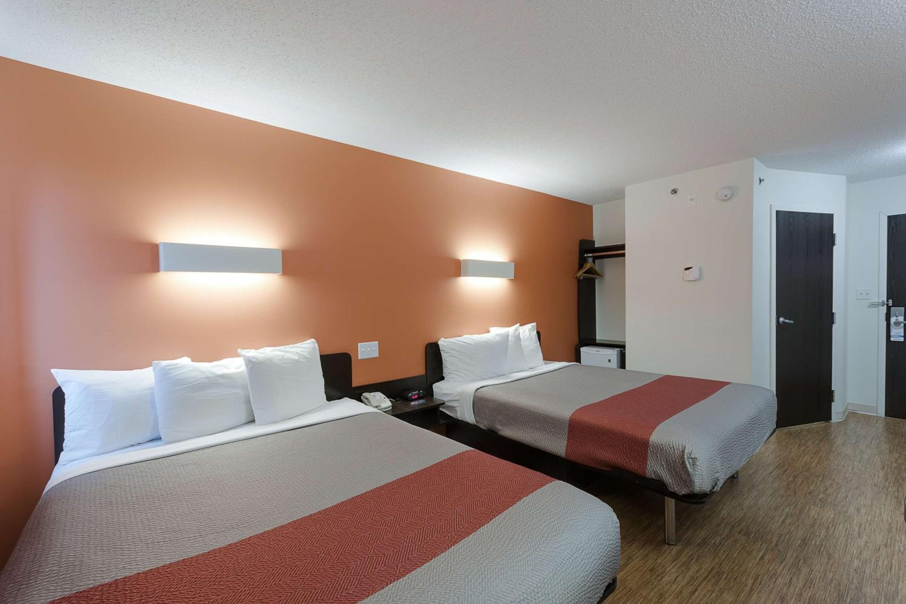 Deluxe Queen Room with Two Queen Beds - Non-Smoking photo 3