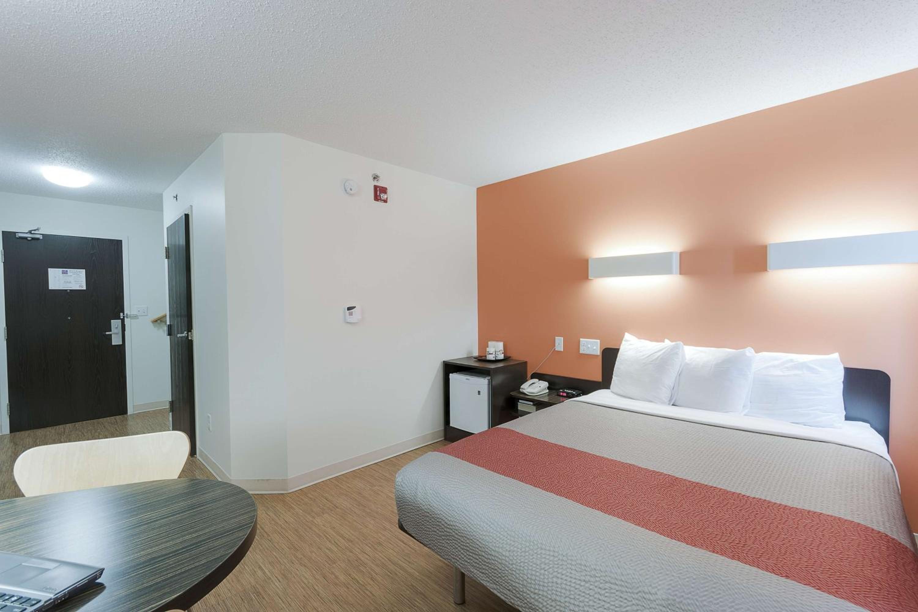 Queen Room - Disability Access - Non-Smoking photo 3