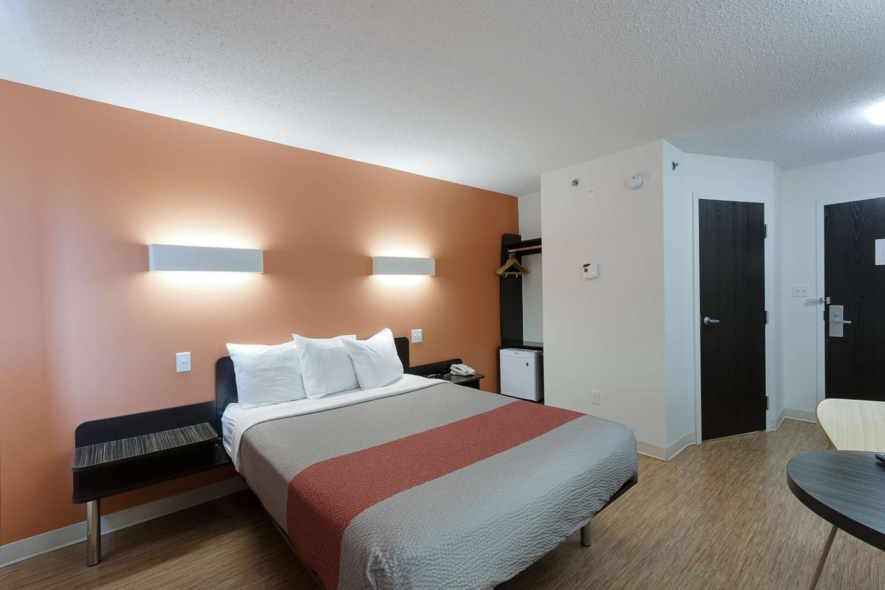 Queen Room - Disability Access - Non-Smoking photo 2
