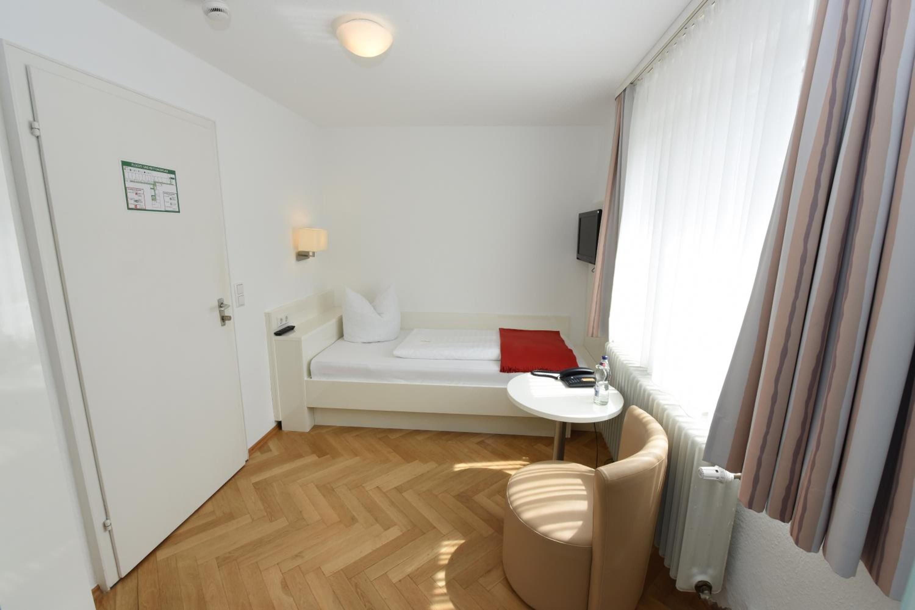 Single Room photo 2