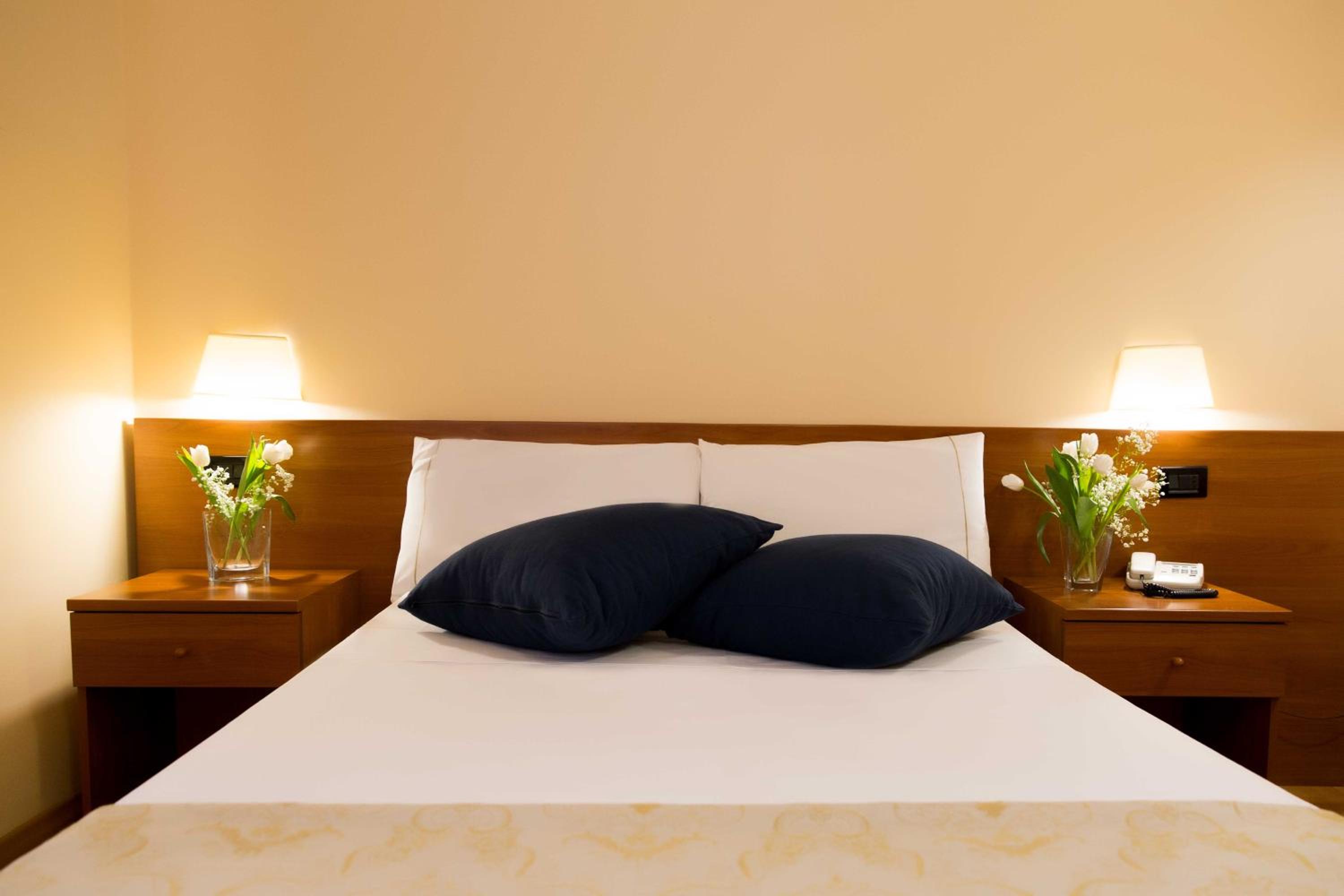 Double Room (1 Adult) - Photo 4