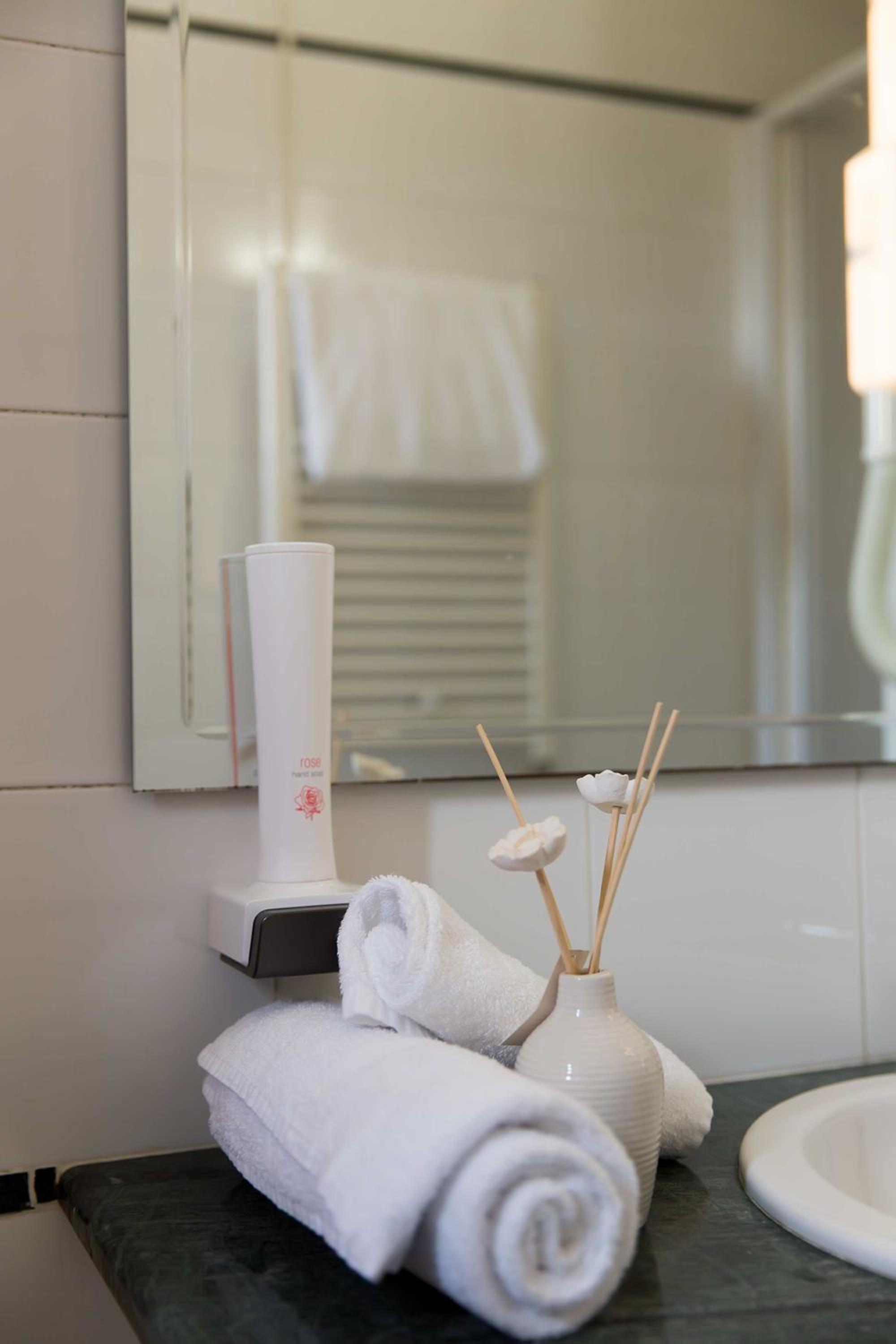 Double Room (1 Adult) - Photo 5