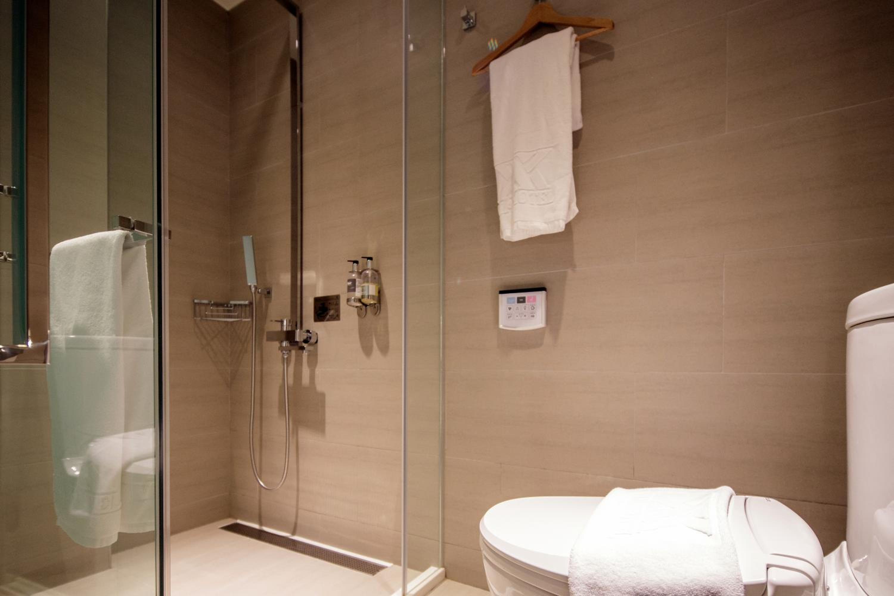 Standard Double Room - No Window photo 3