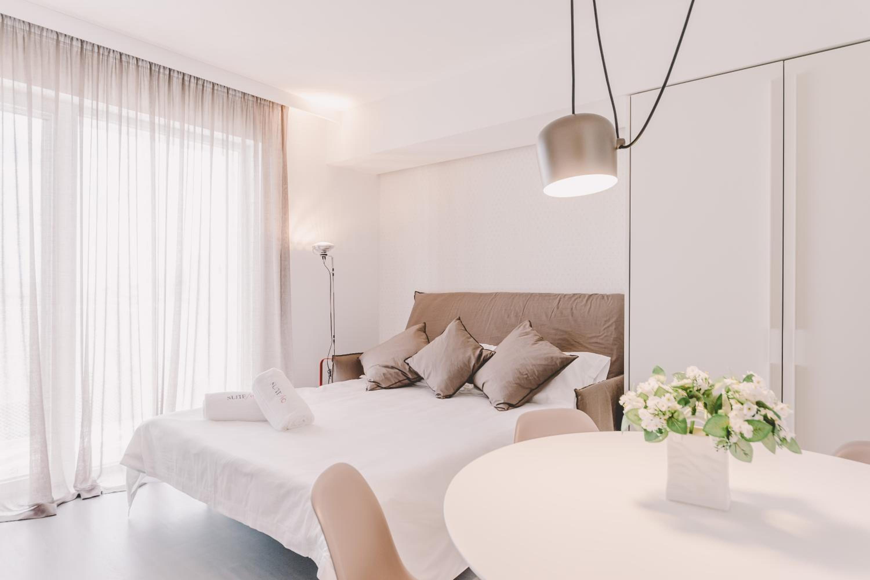 One-Bedroom Suite with Balcony - Photo 14