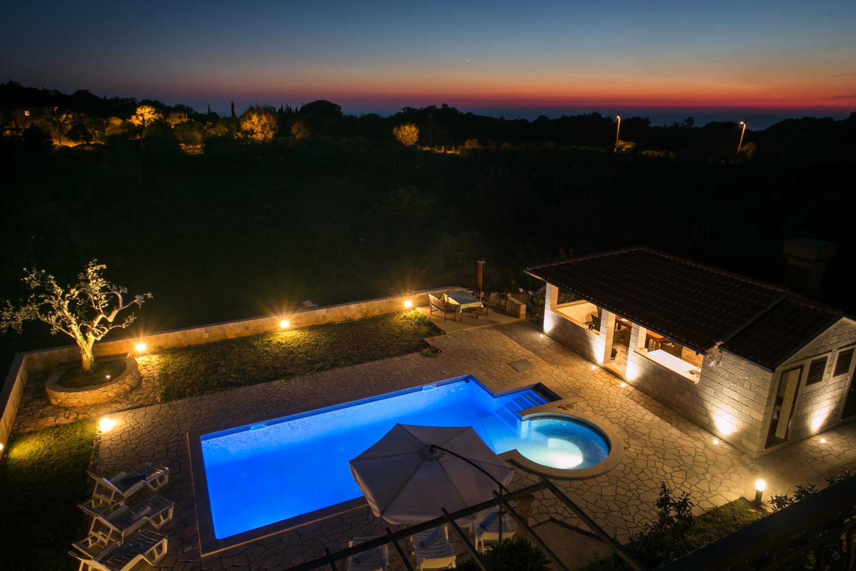 Six-Bedroom Holiday Home with Terrace and Swimming Pool photo 2