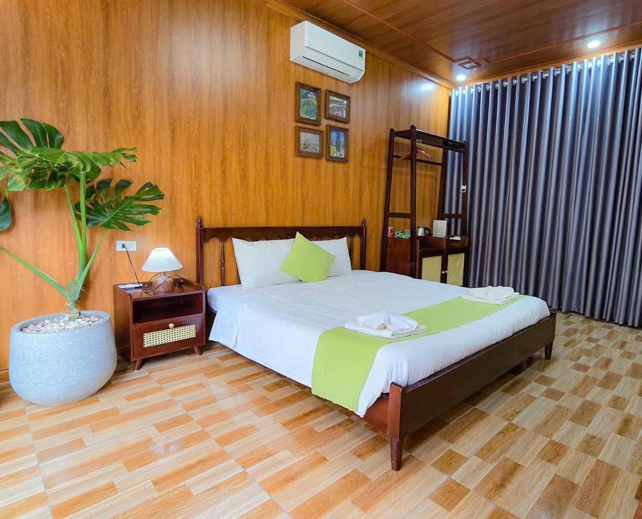 Queen Room photo 1