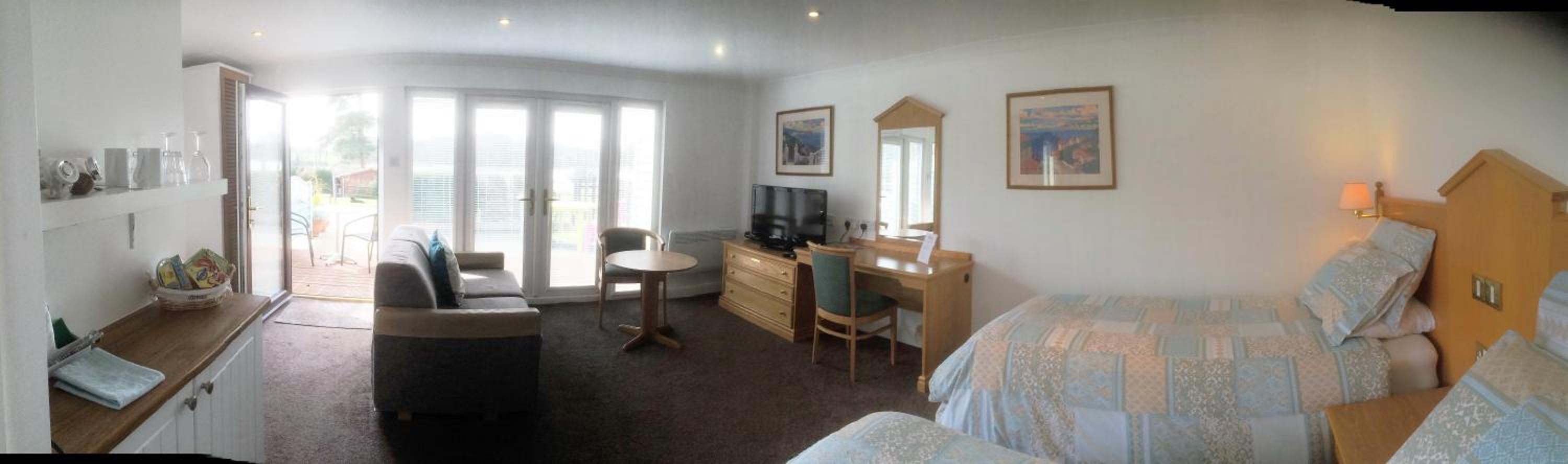 Double or Twin Room with Lake View - Photo 8