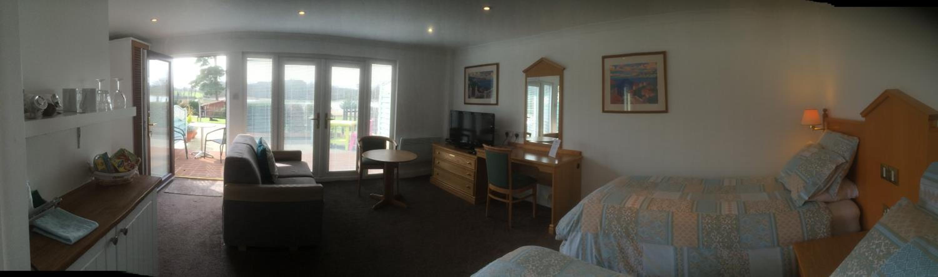 Double or Twin Room with Lake View - Photo 12