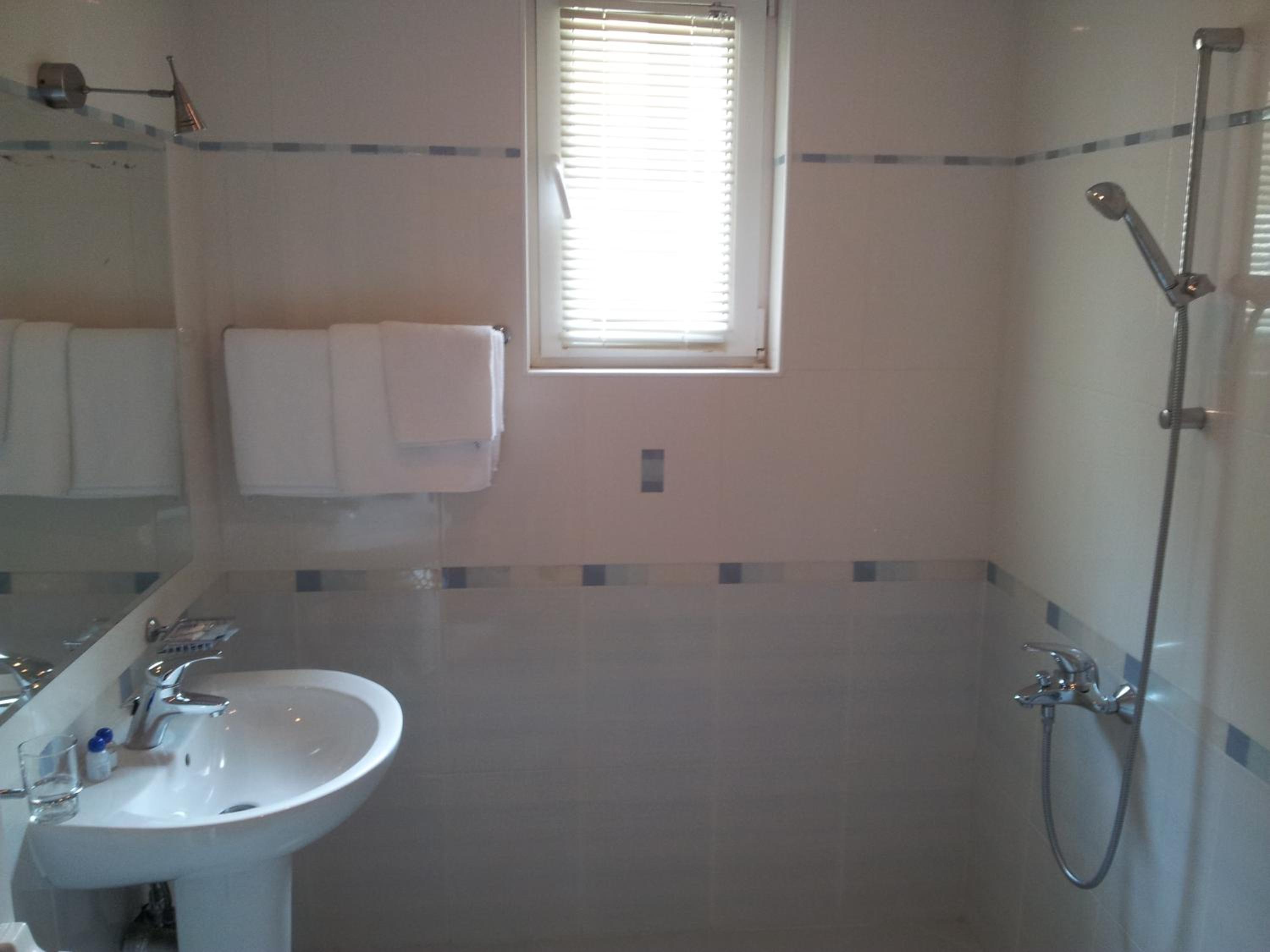 Deluxe Double Room with Extra Bed (3 Adults) - Photo 2