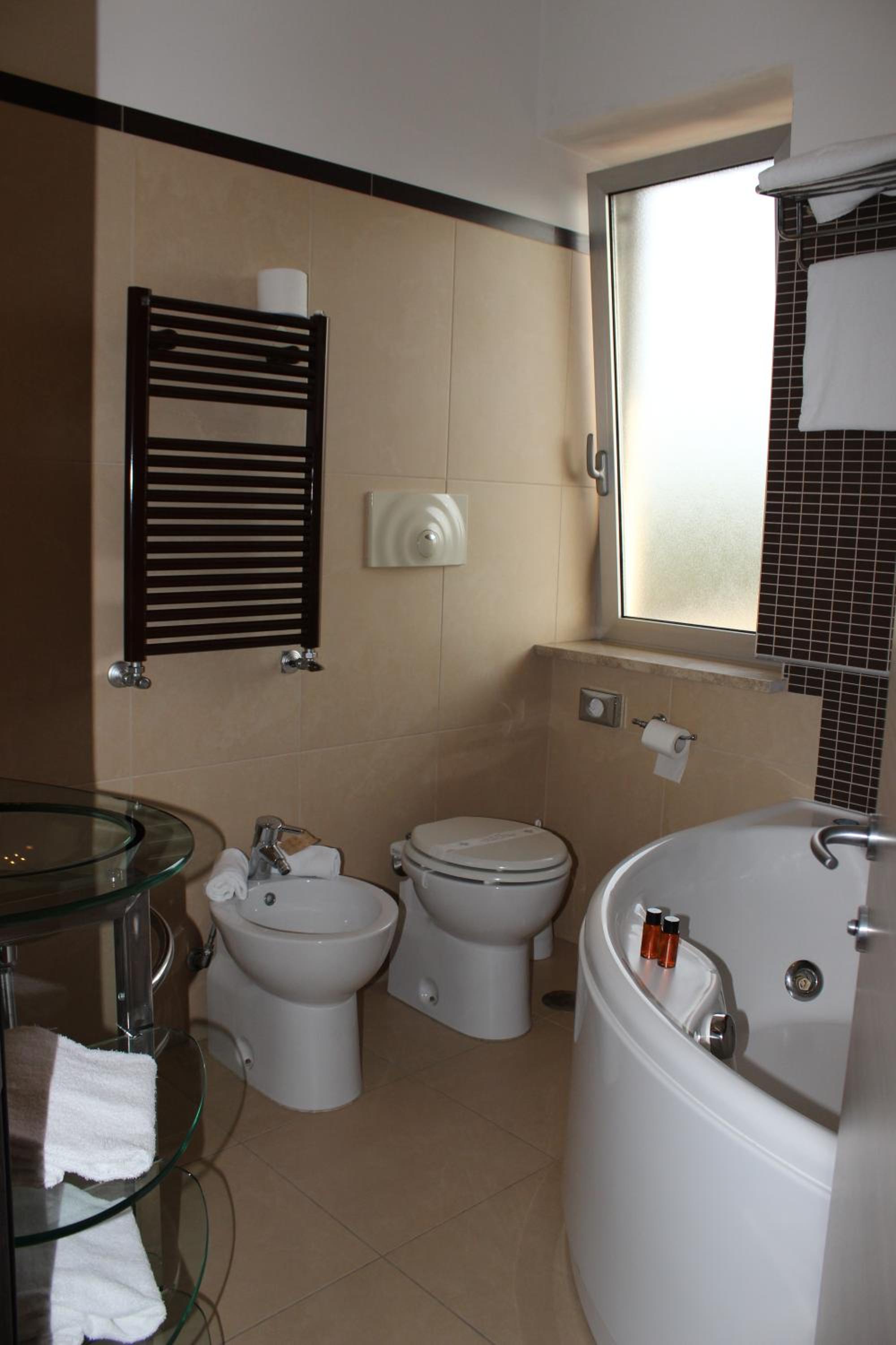 Deluxe Junior Suite - Photo 17
