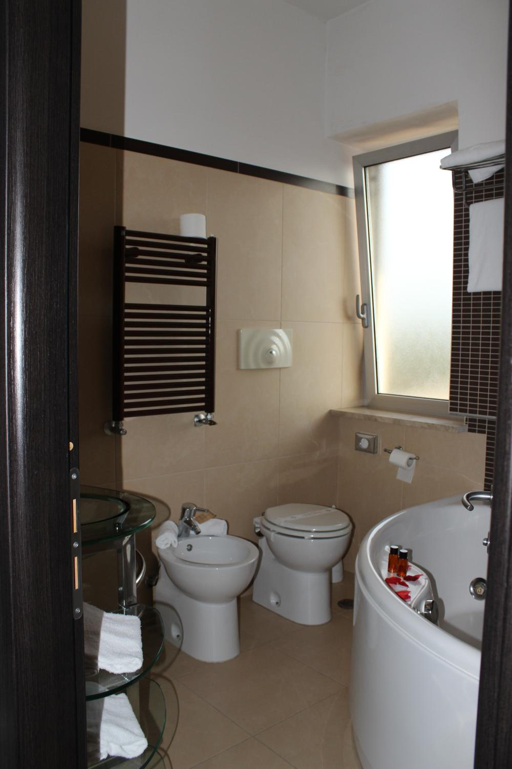 Deluxe Junior Suite - Photo 18