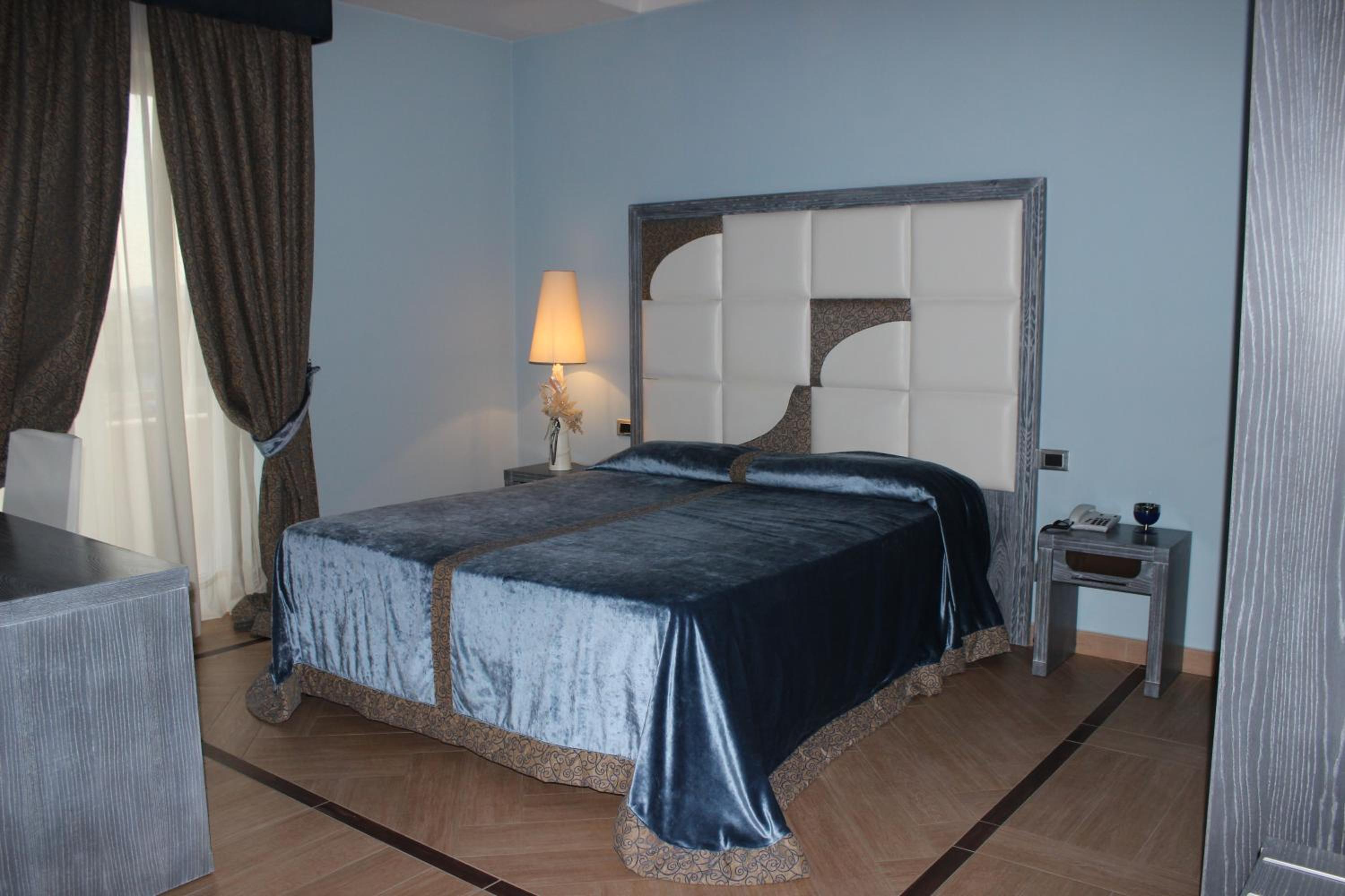 Deluxe Junior Suite - Photo 1