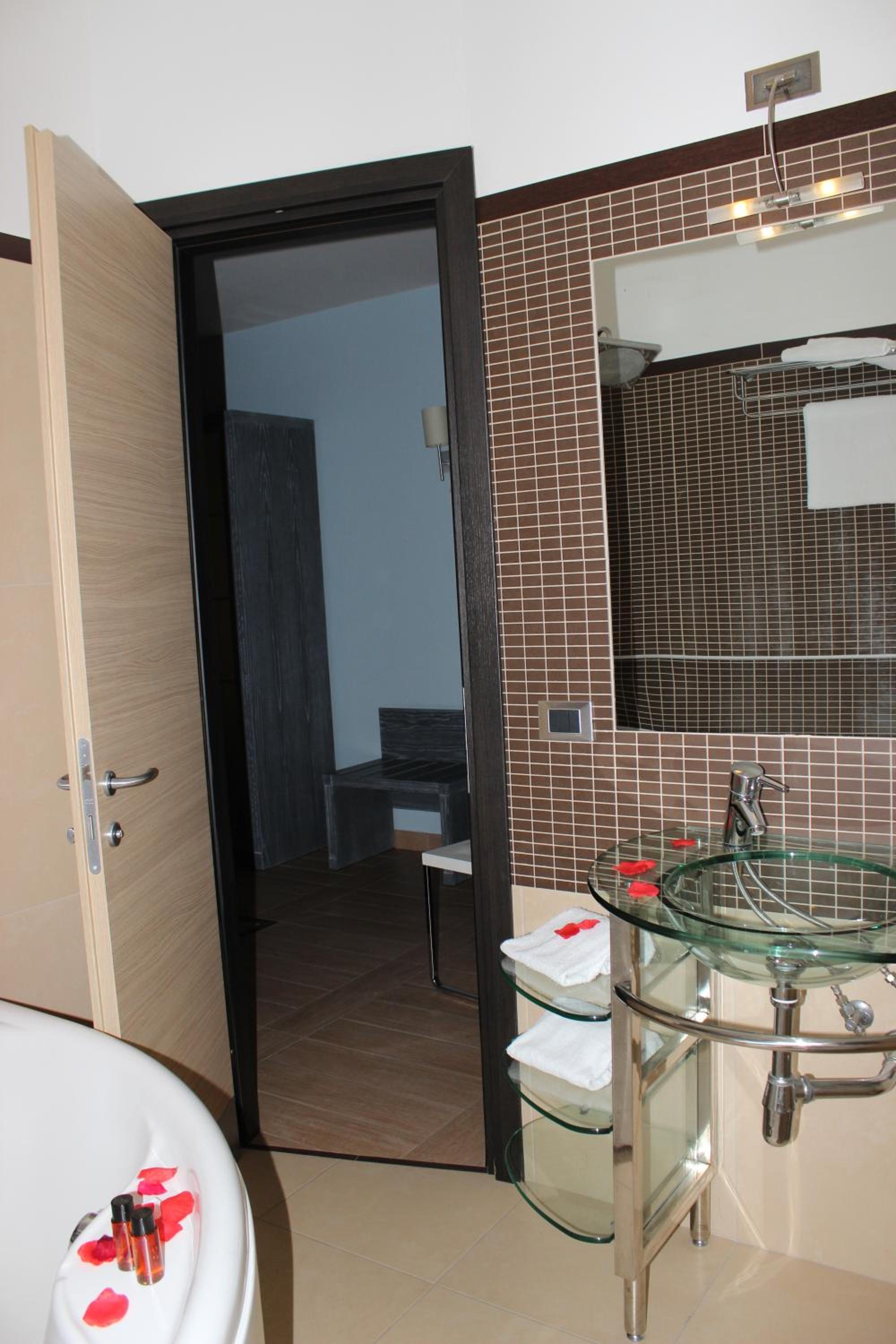 Deluxe Junior Suite - Photo 2