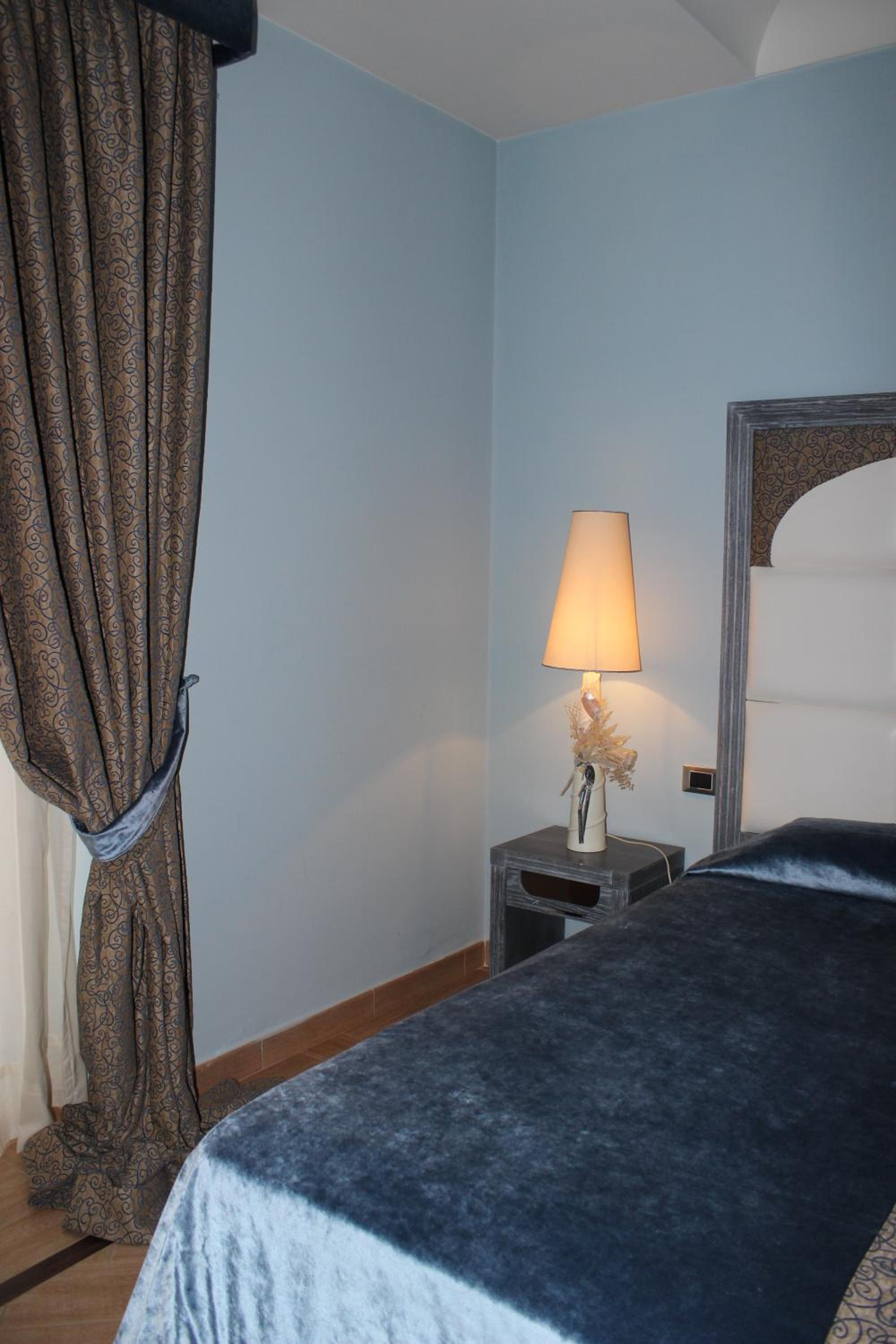 Deluxe Junior Suite - Photo 16
