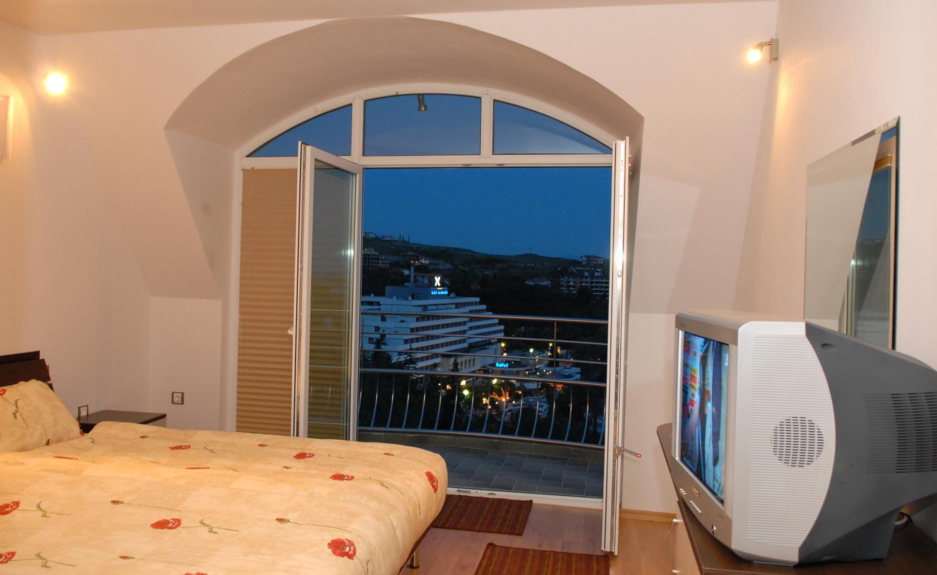 Double or Twin Room with Balcony - Photo 4