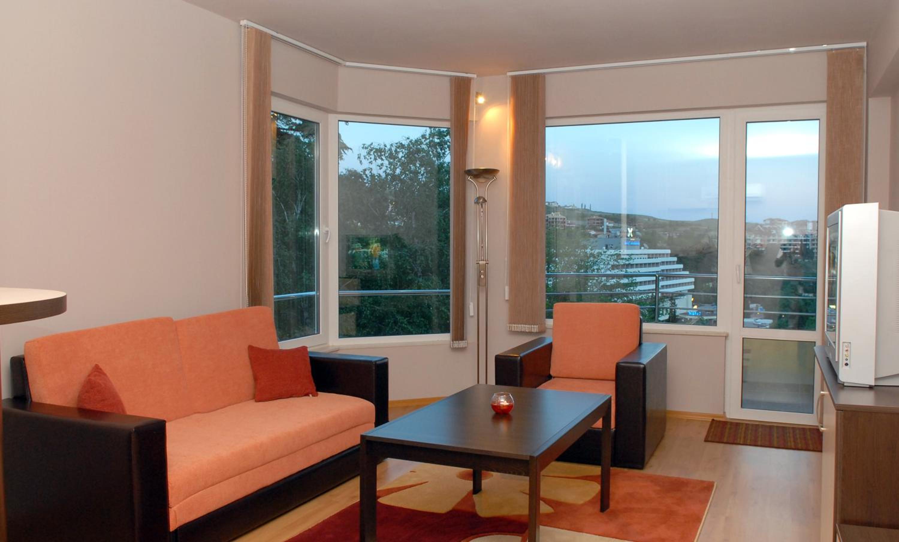 One-Bedroom Suite with Balcony - Photo 3