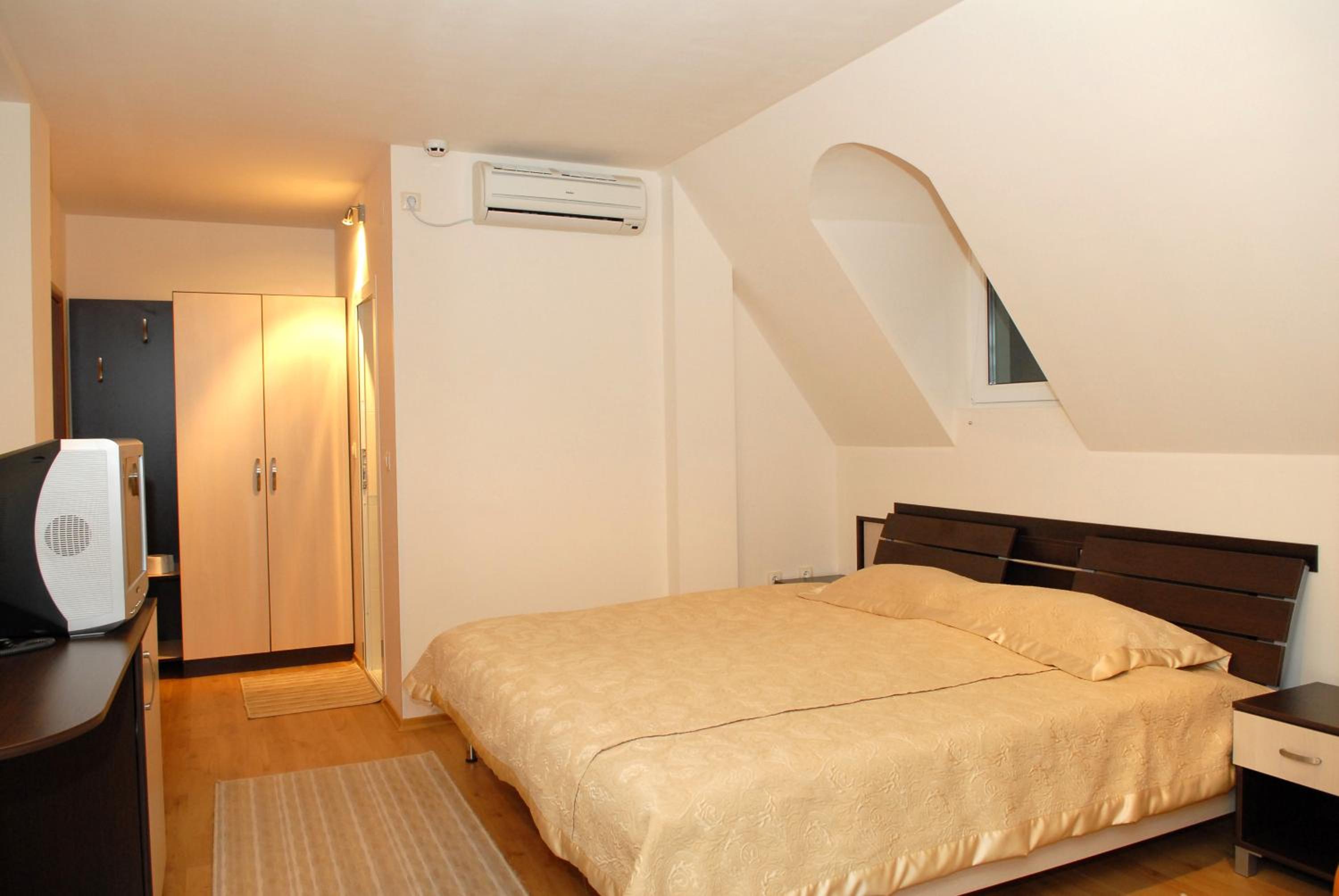 Deluxe Double Room with Extra Bed (3 Adults) - Photo 4