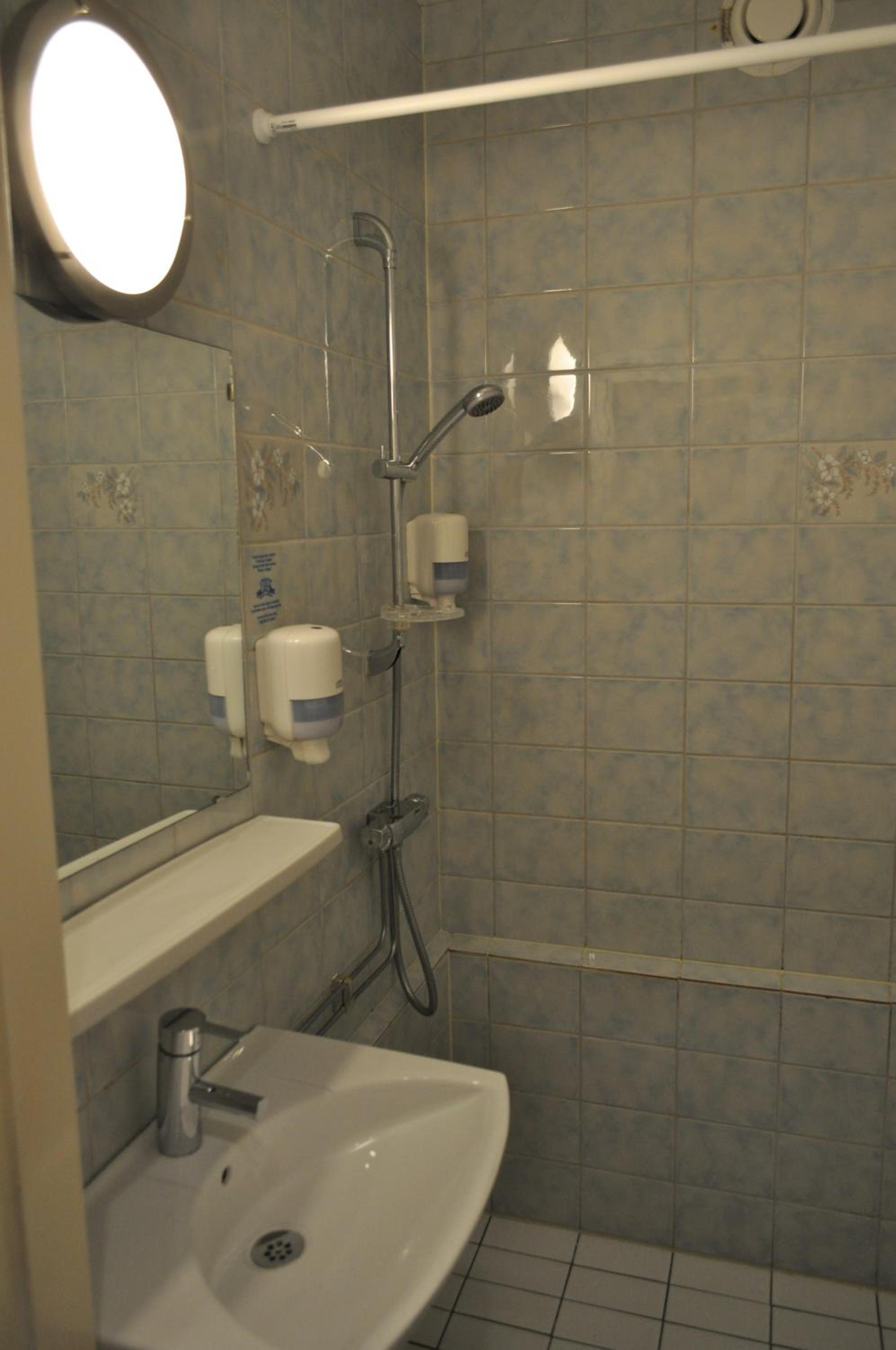 Double or Twin Room - Photo 9