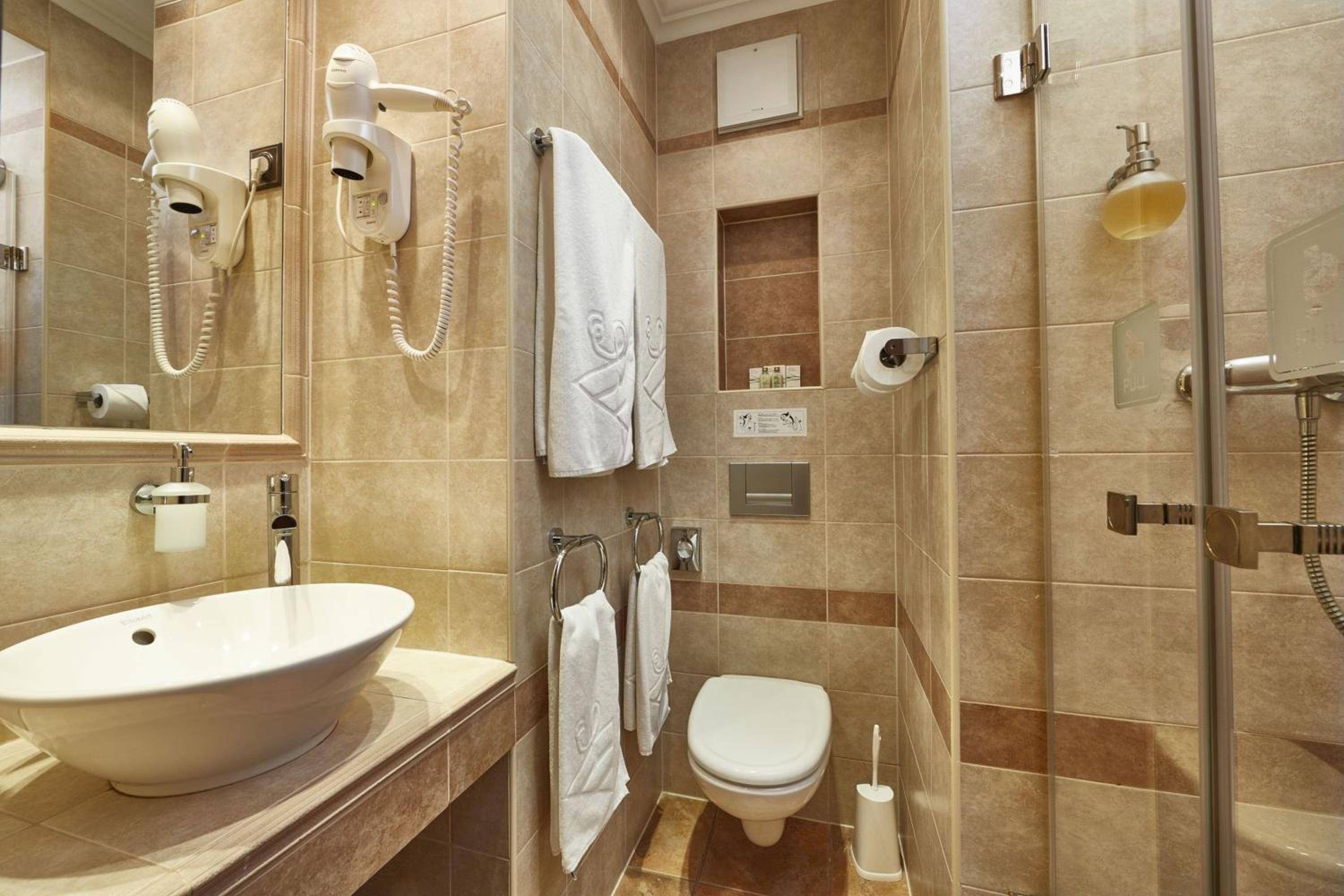 Double Room with Street or Courtyard View - Photo 3