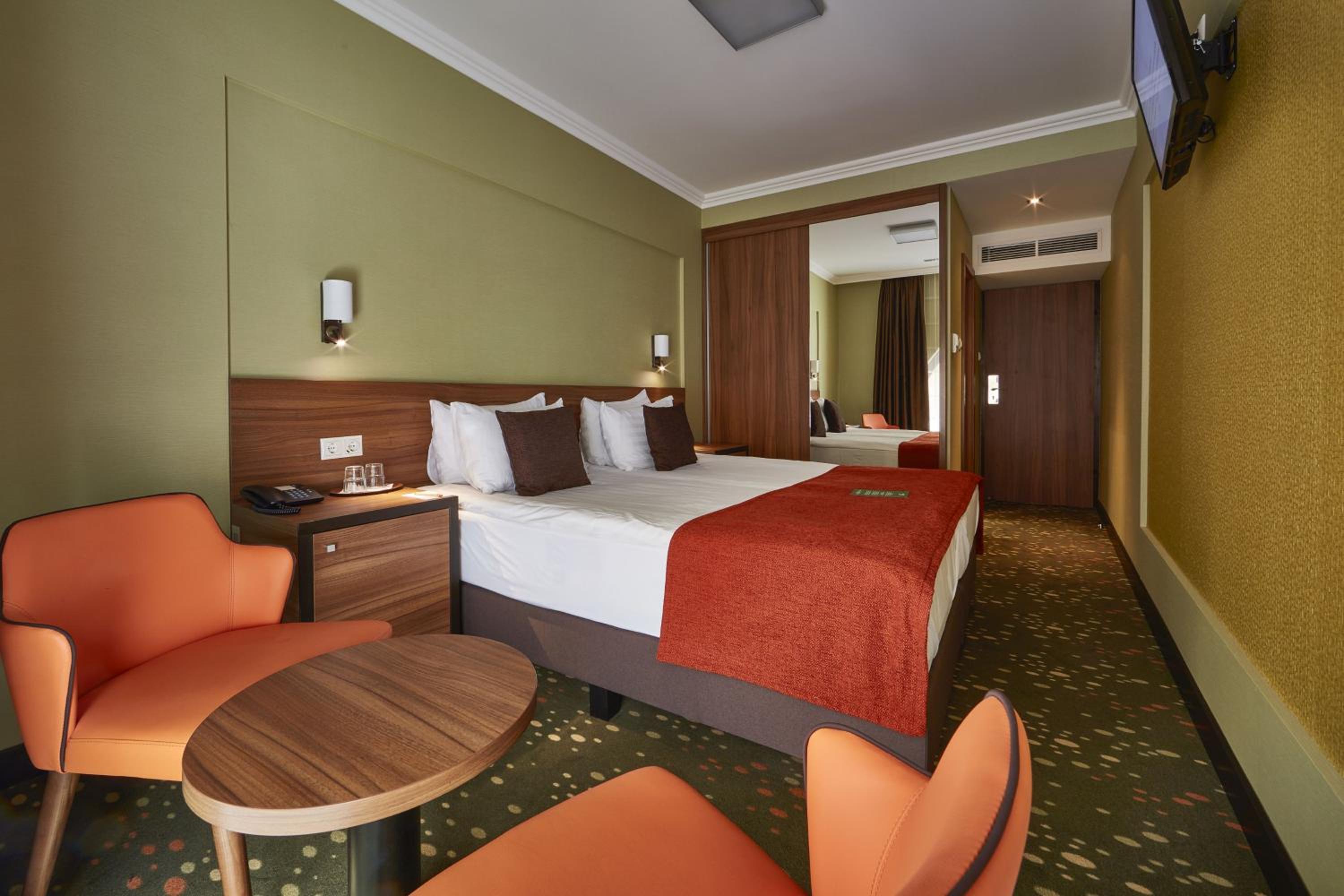 Double Room with Street or Courtyard View - Photo 4