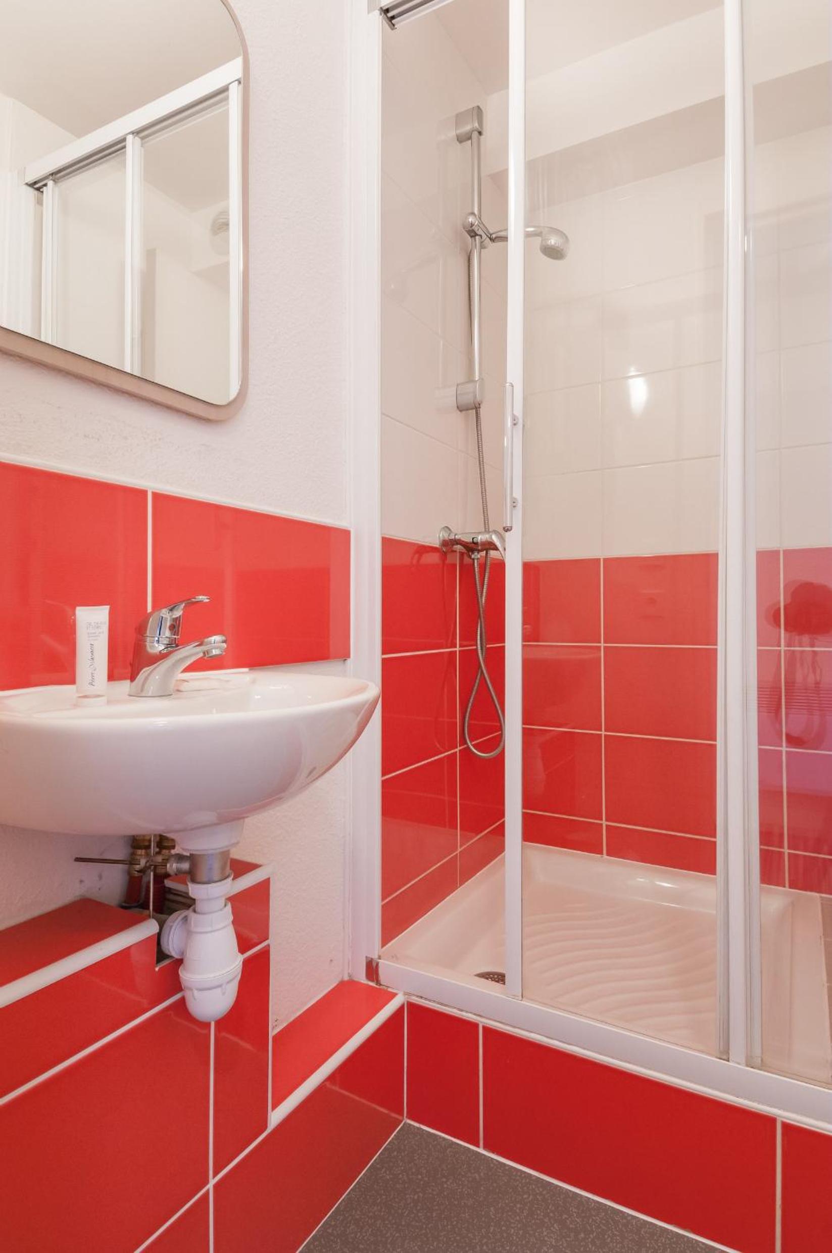 Select One-Bedroom Apartment (7 People) photo 2