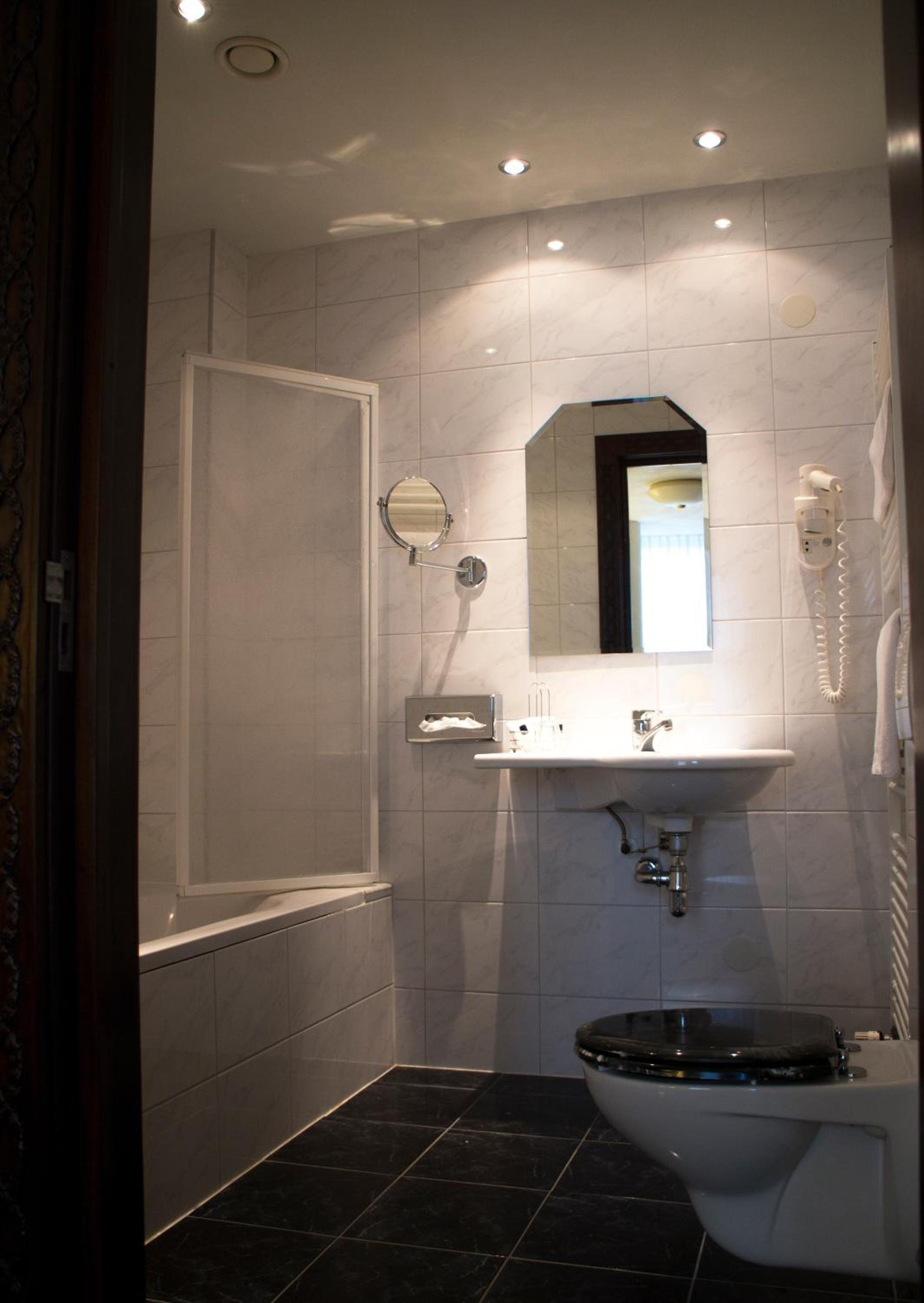 Twin Room with Bathroom photo 3