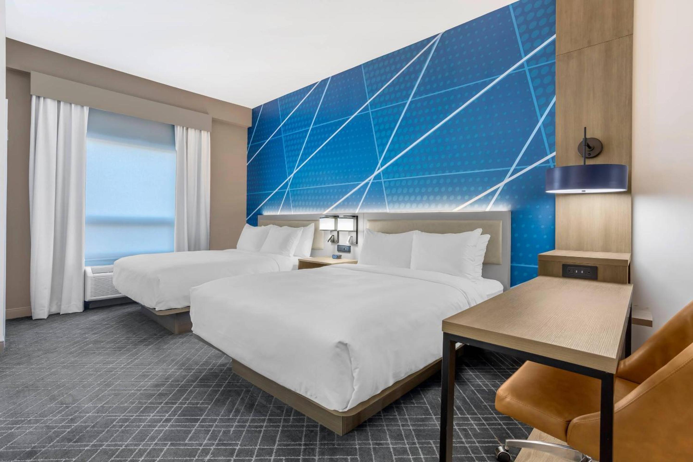 Queen Suite with Two Queen Beds and Tub - Disability Access/Non Smoking