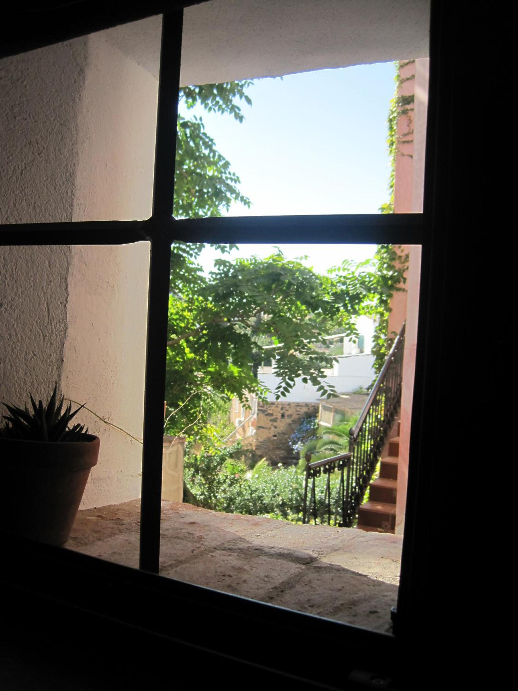 Two-Bedroom House - Photo 4
