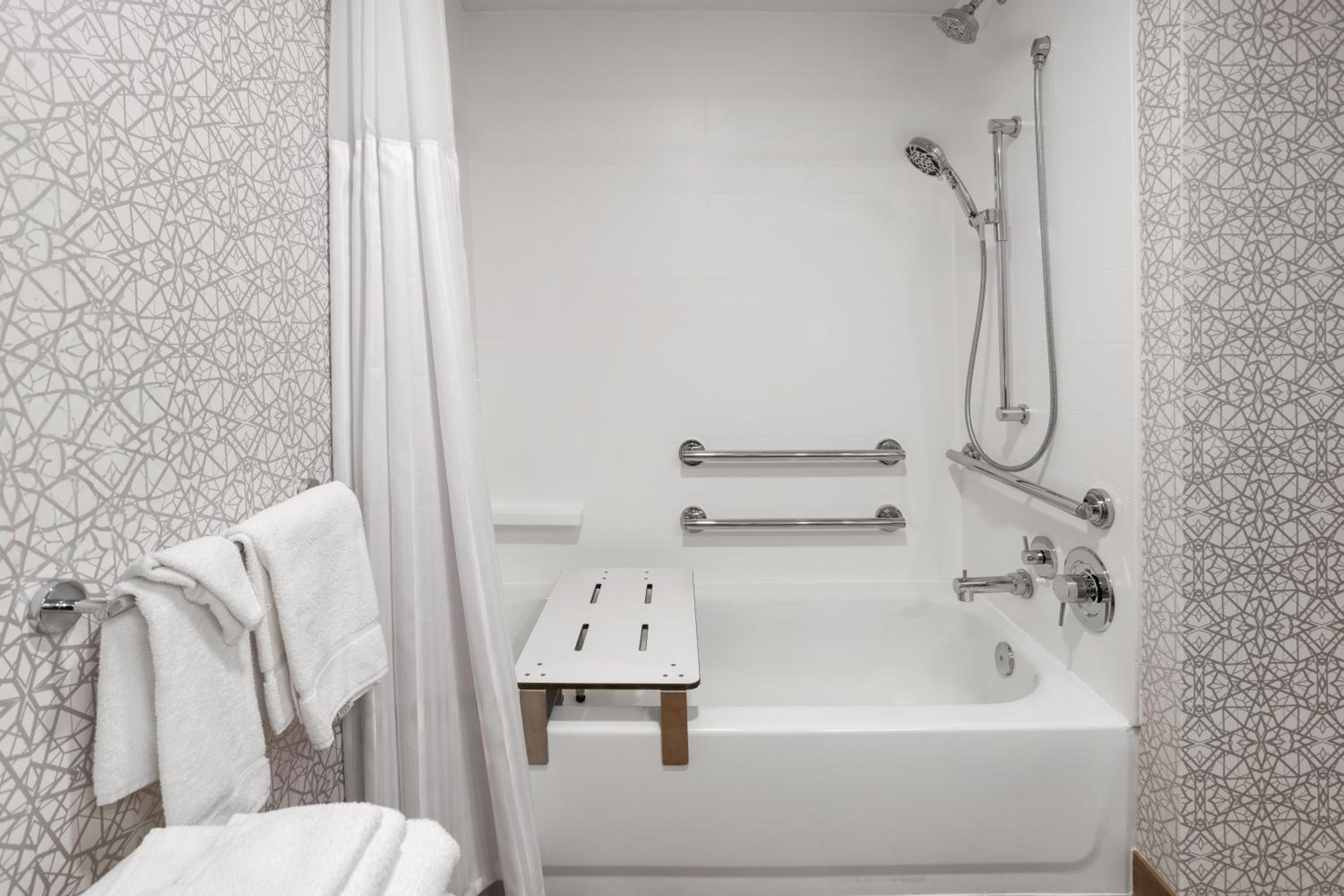 King Room with Bath Tub - Mobility and Hearing Access - Photo 2