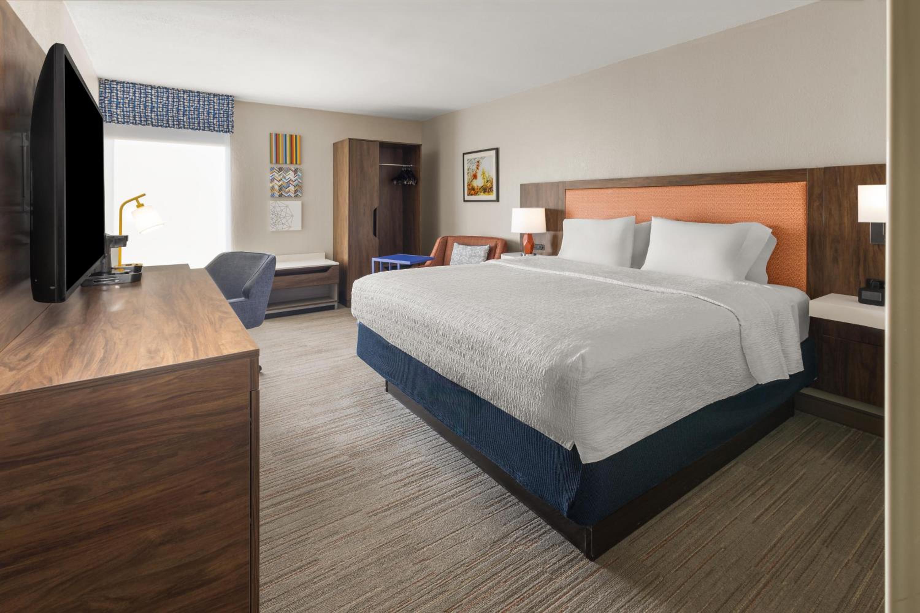 King Room with King Bed - Non-Smoking - Photo 2