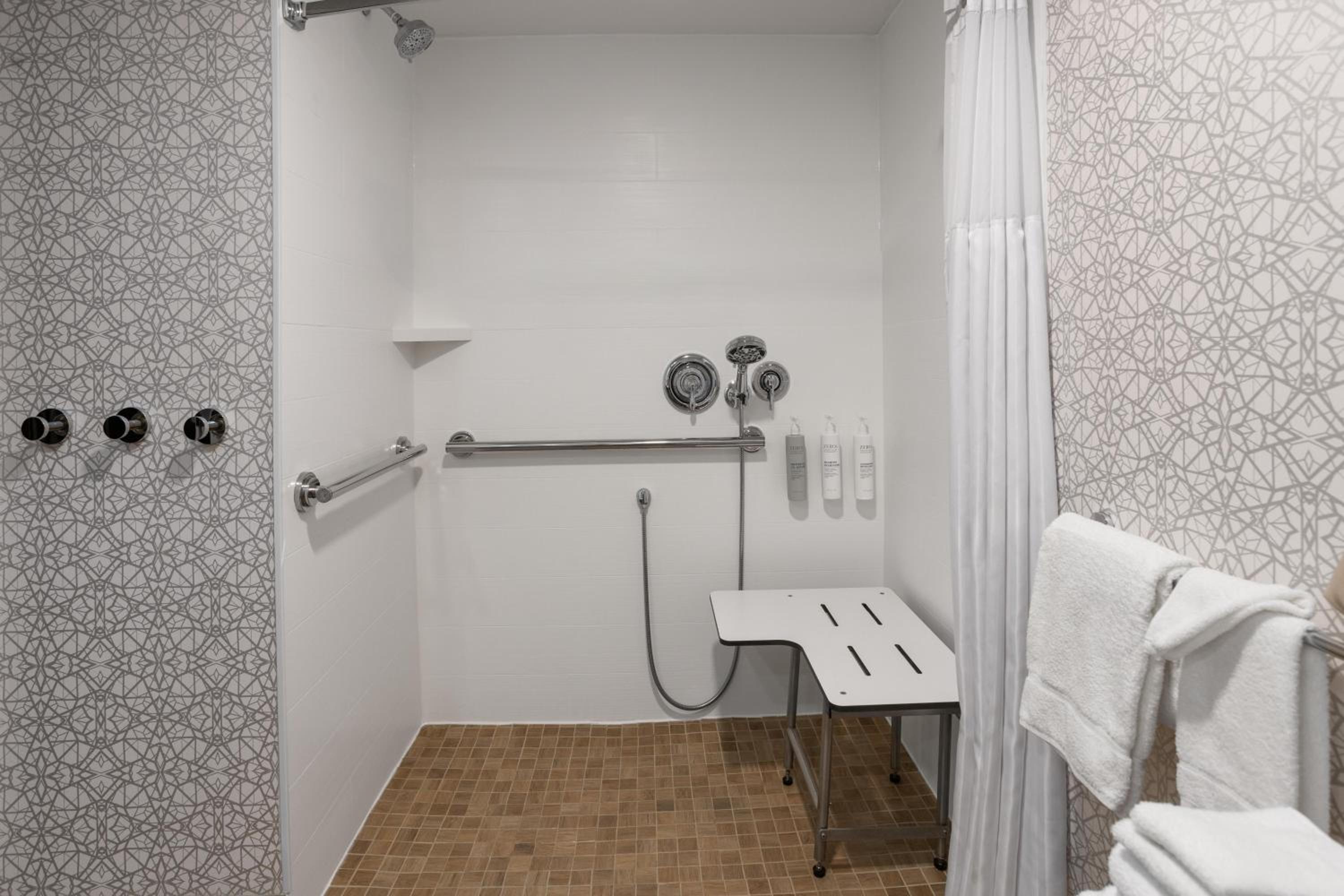 King Room with Roll-In Shower - Mobility/Hearing Accessible - Photo 4