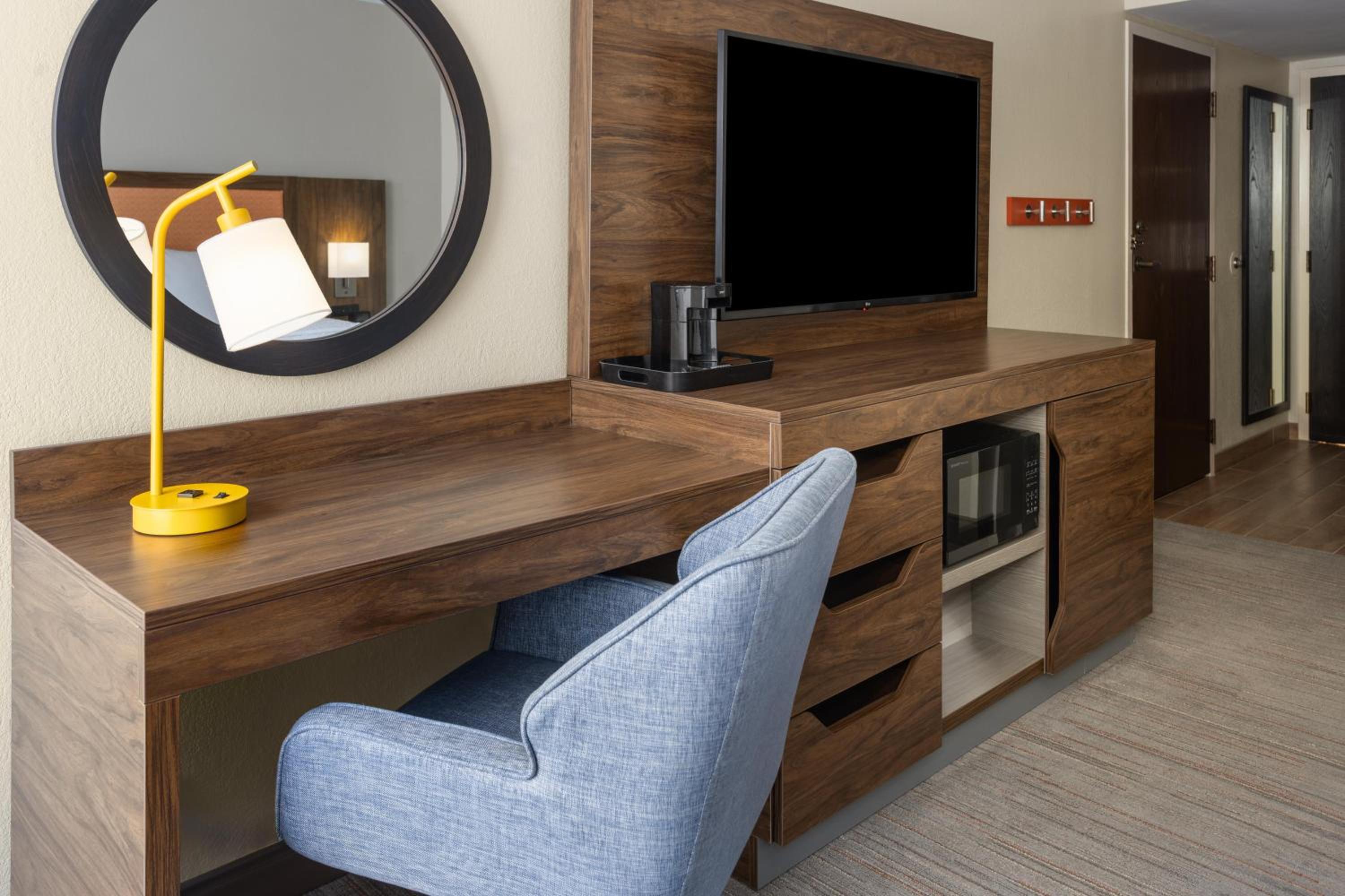King Room with Bath Tub - Mobility and Hearing Access - Photo 3