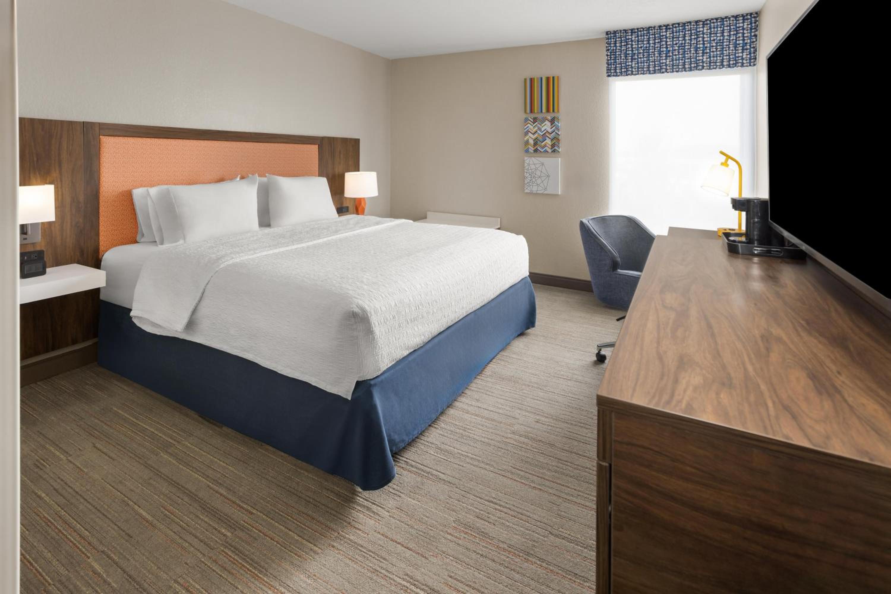 King Room with Bath Tub - Mobility and Hearing Access - Photo 4