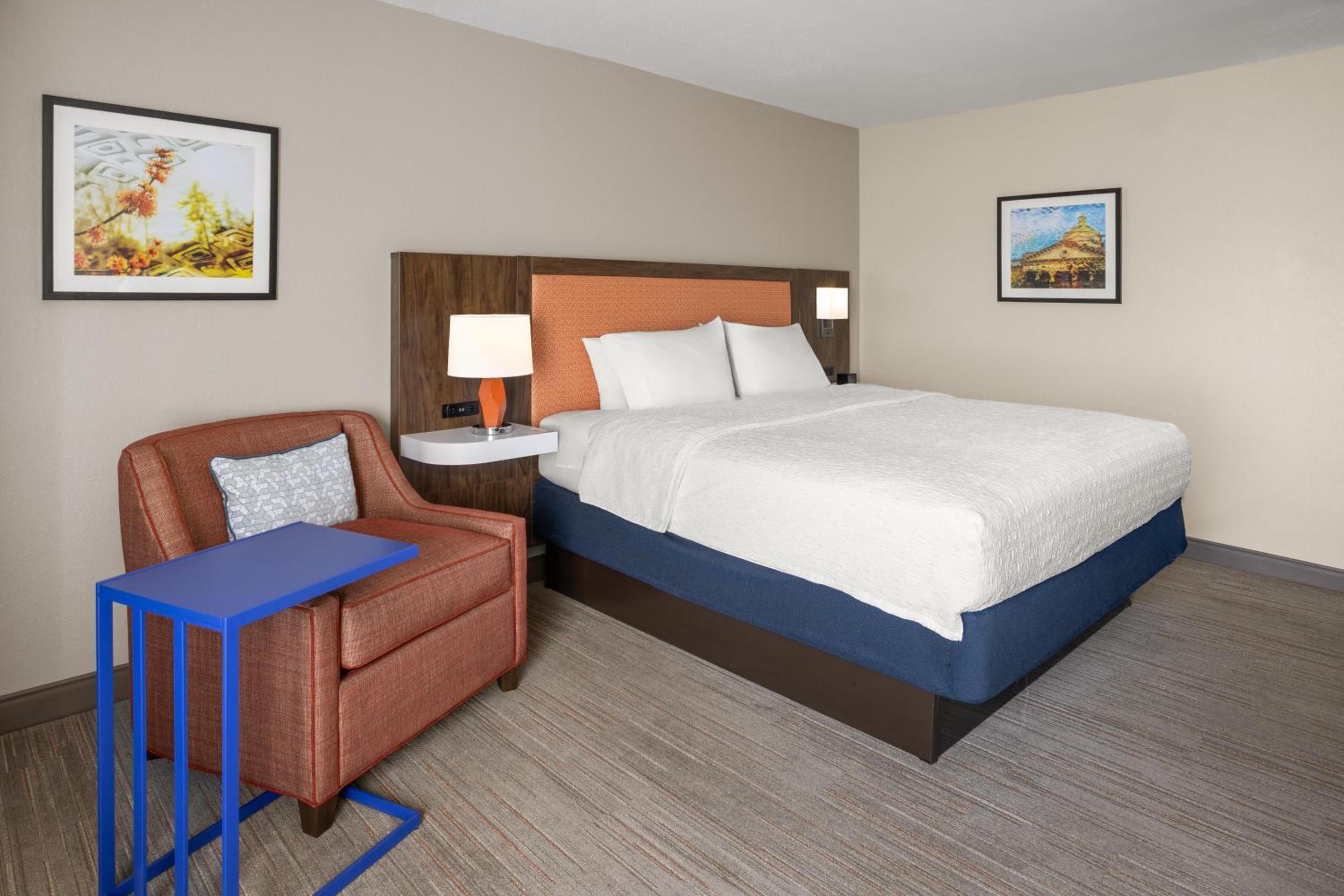 King Room with King Bed - Non-Smoking - Photo 4