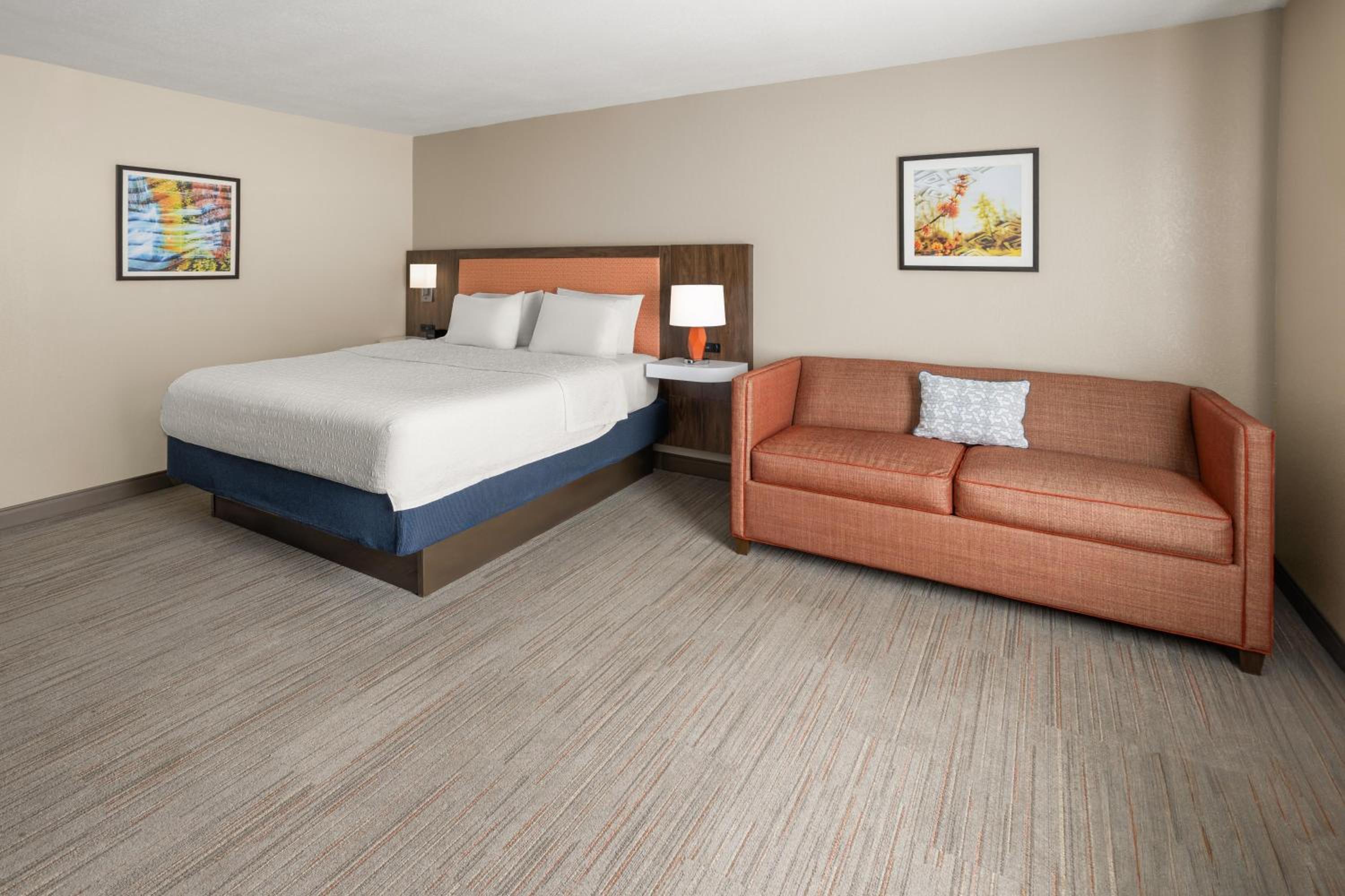 King Room with Sofa Bed - Non-Smoking - Photo 4