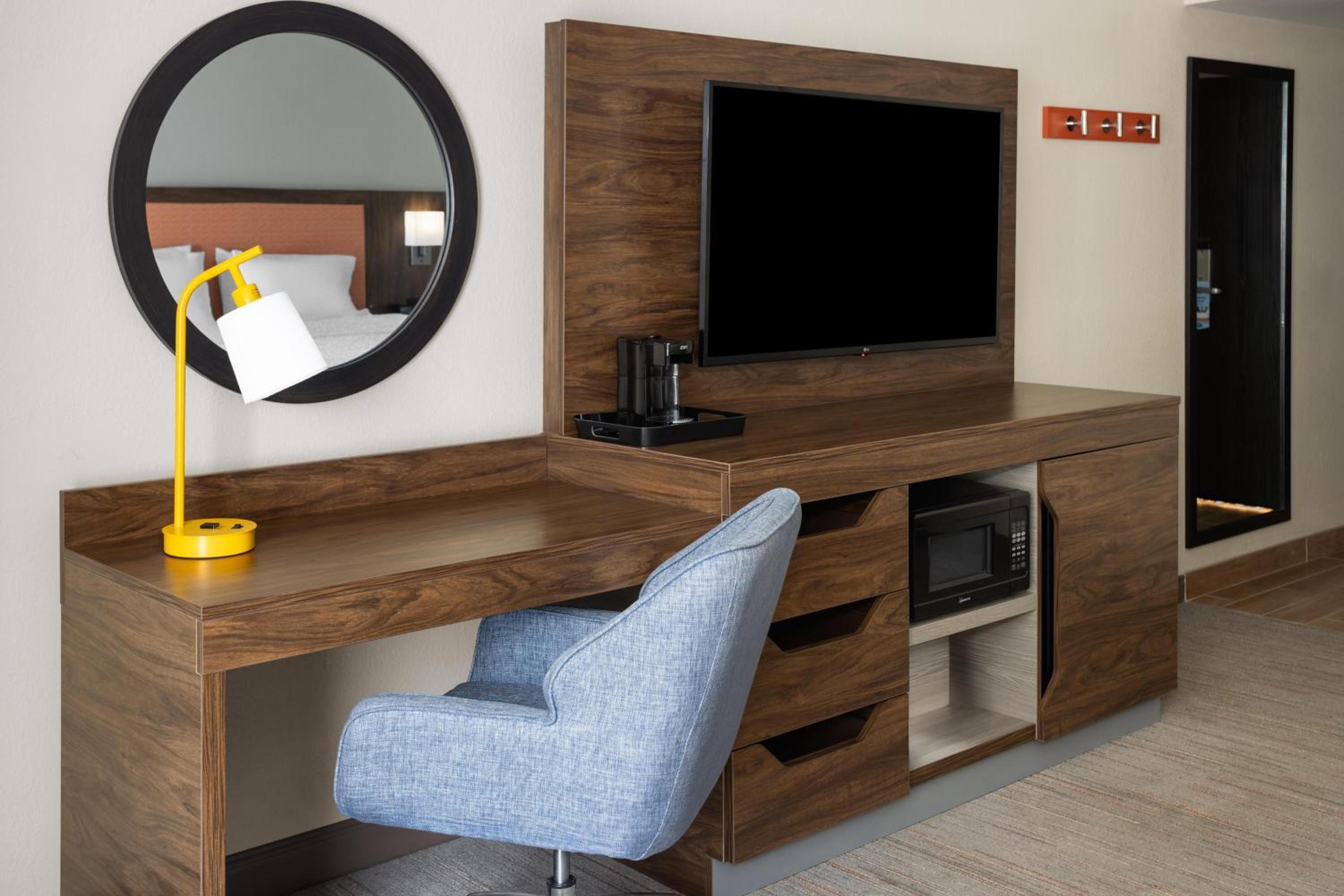 King Room with Sofa Bed - Non-Smoking - Photo 1