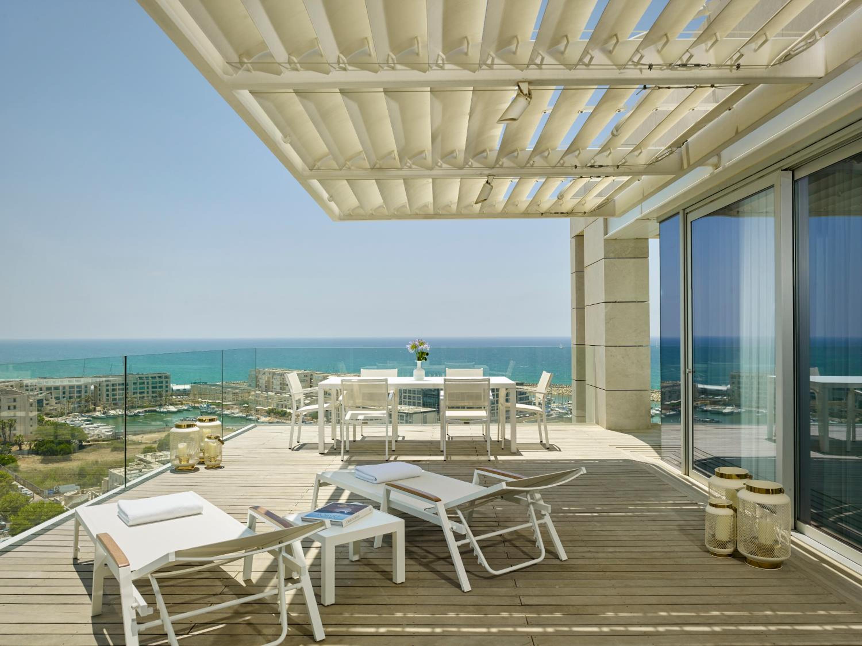 One-Bedroom Penthouse King Suite with Sea View