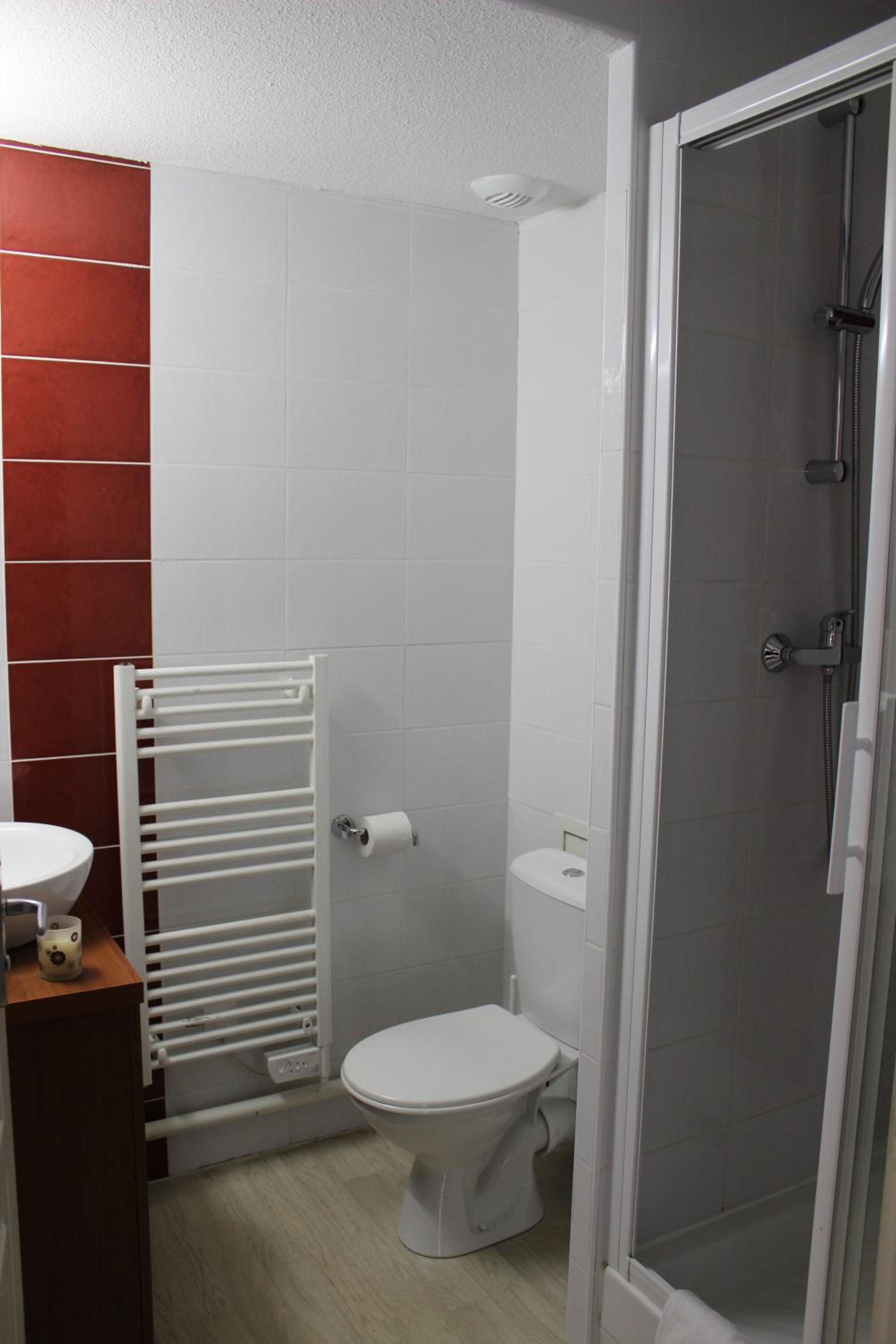 Two-Bedroom Apartment (9 Adults) photo 3