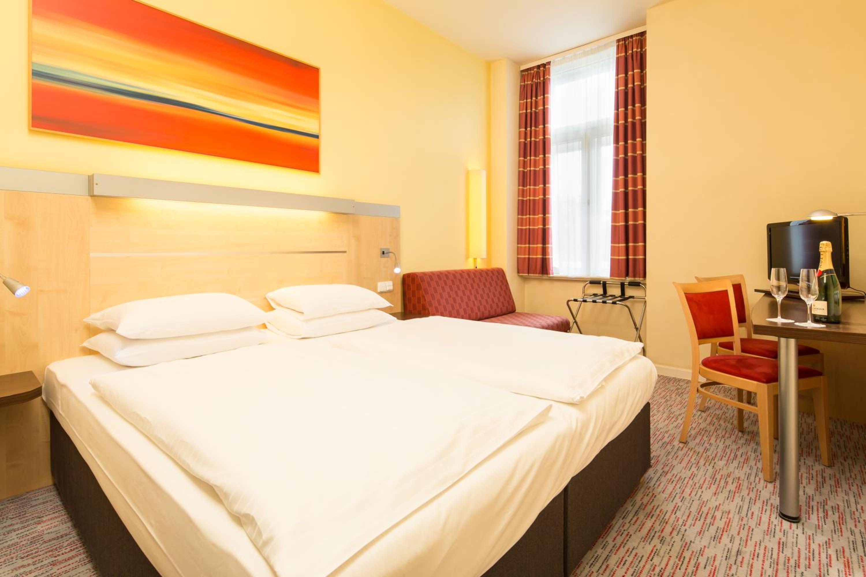 Double or Twin Room - Photo 4