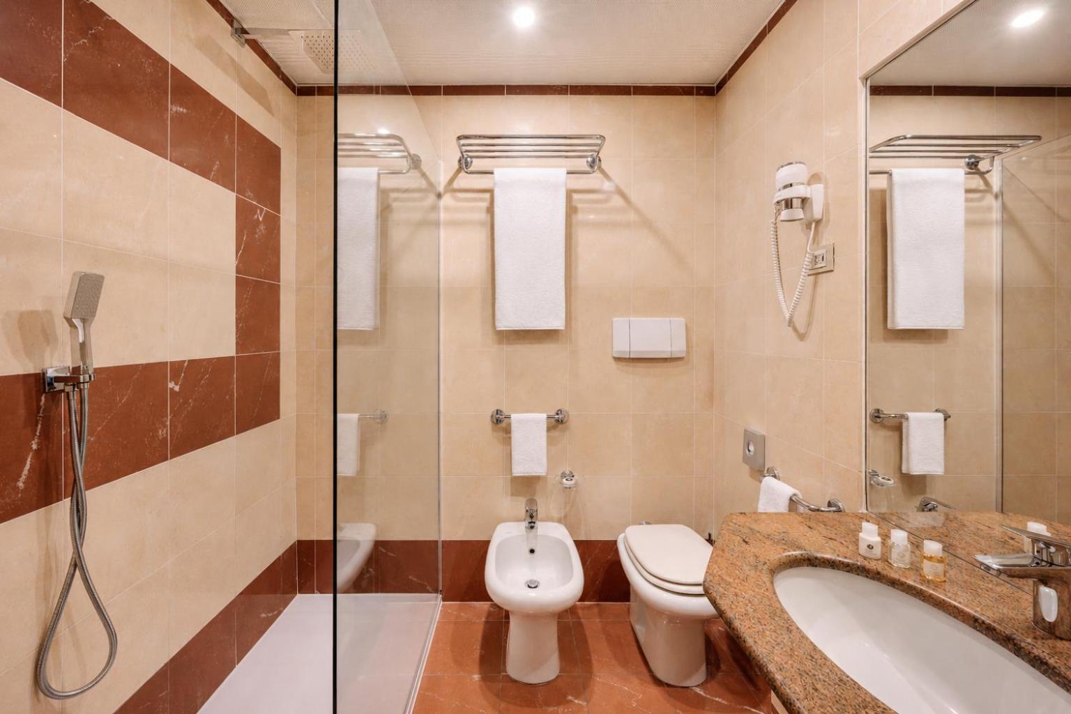 Executive Twin Room thumbnail 6