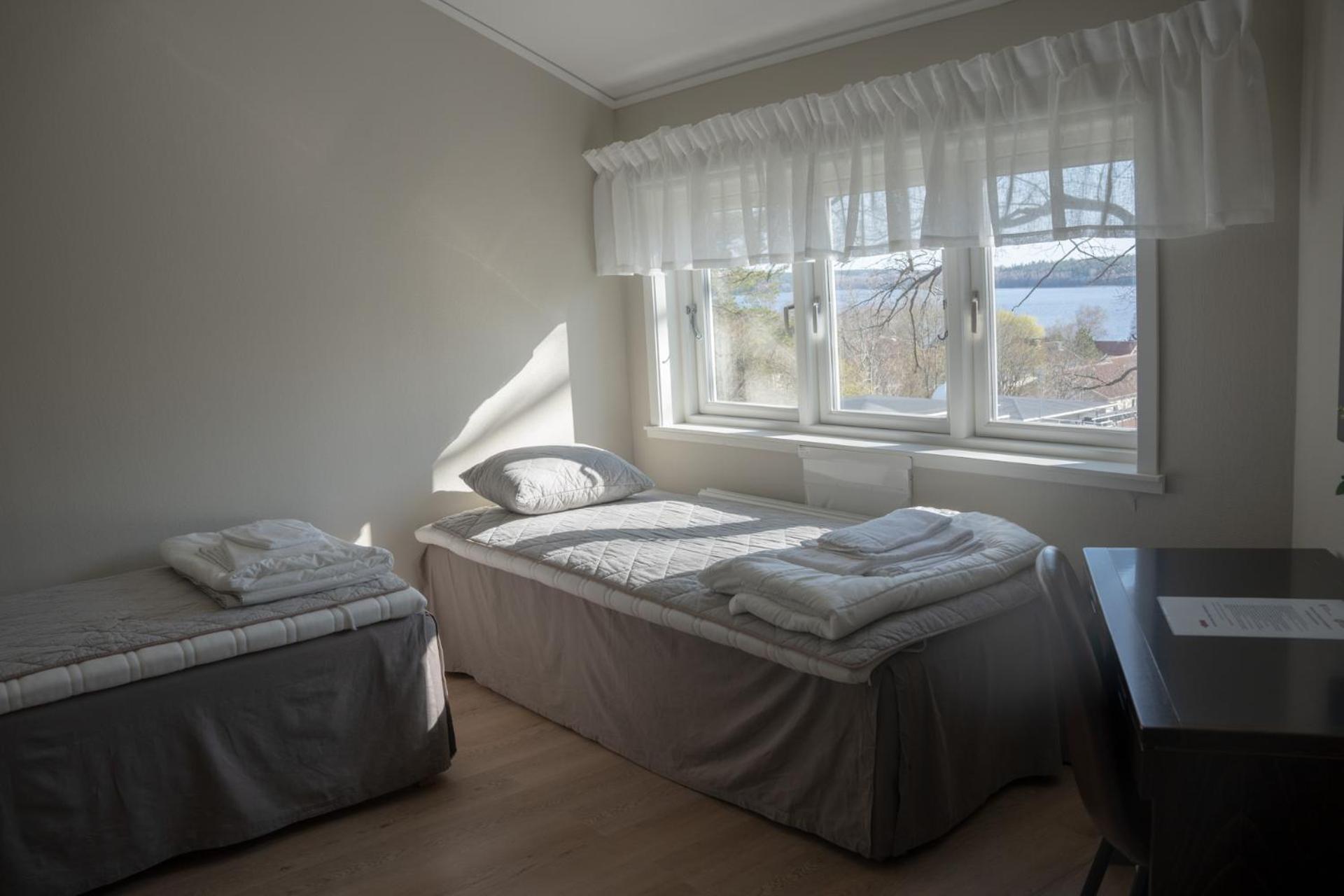 Twin Room with Private Bathroom - Photo 3