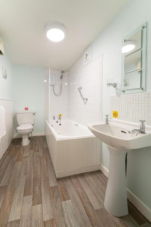 Queen Room with Shared Bathroom photo 1