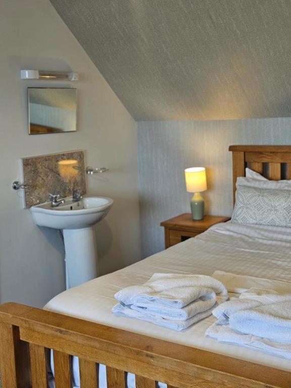 Queen Room with Shared Bathroom photo 3